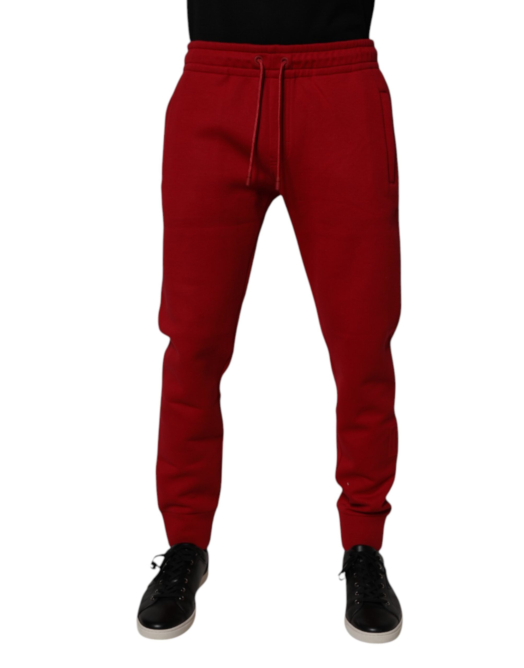 Pantalon de jogger homme Dolce & Gabbana rouge en coton avec logo DG, style décontracté et confortable.