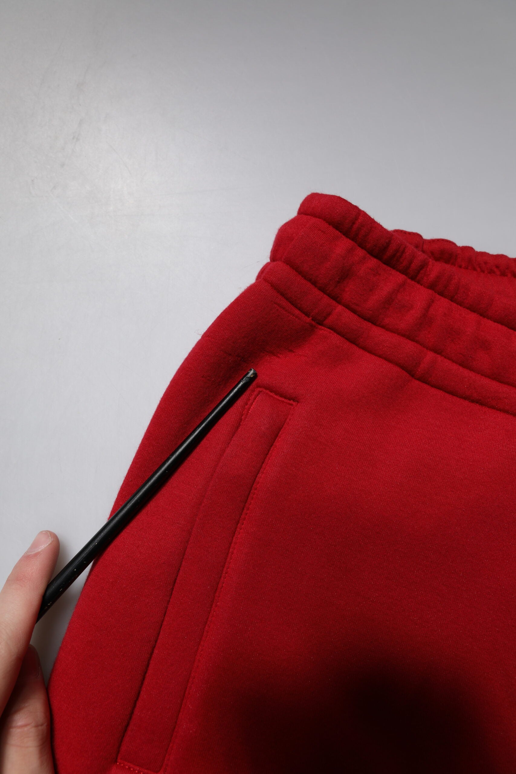 Pantalon de jogging en coton rouge Dolce & Gabbana avec logo DG, pour homme, style décontracté et confortable.