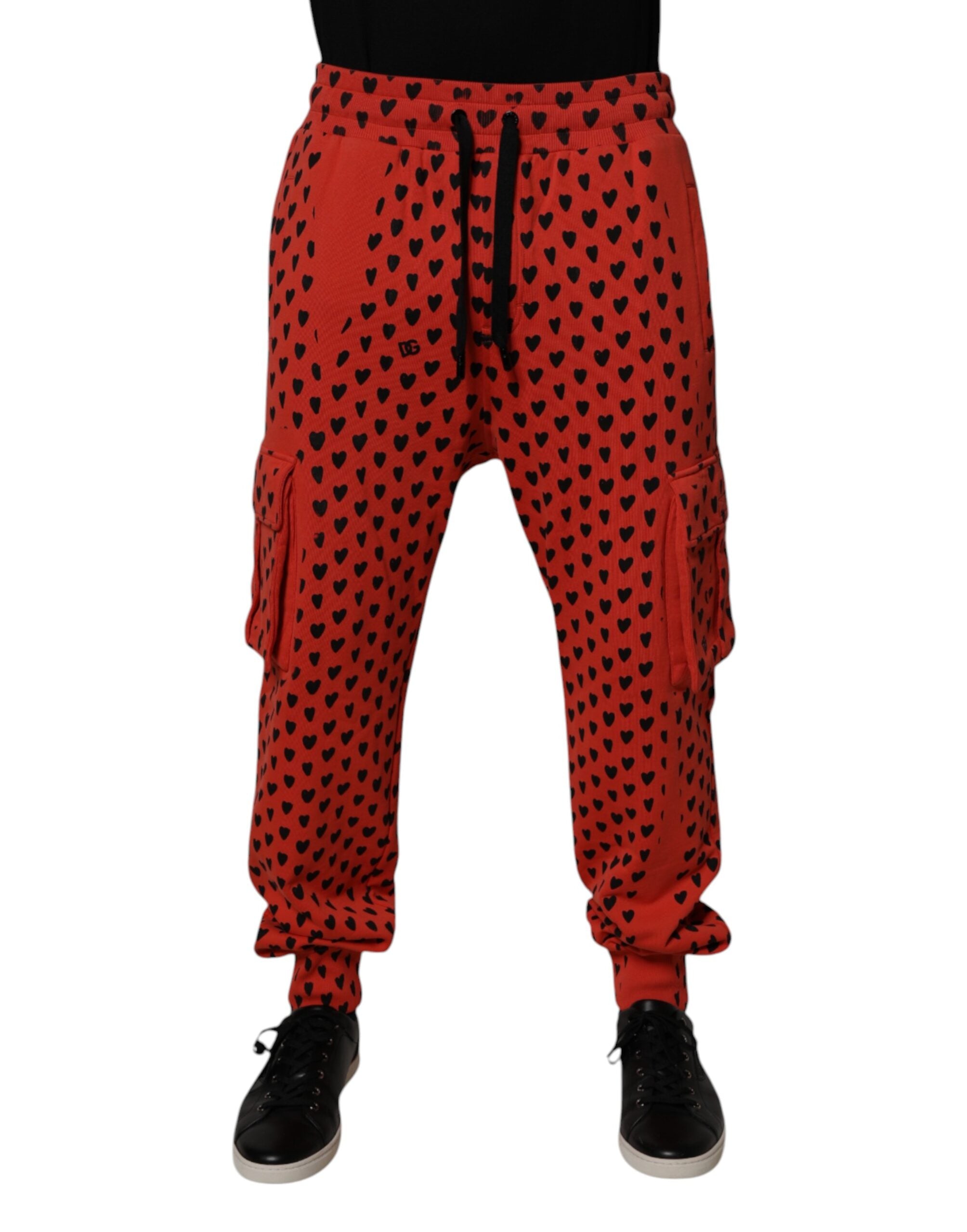 Pantalon de jogging cargo rouge à cœurs Dolce & Gabbana pour homme, sweatpants décontractés avec motifs en forme de cœurs rouges.