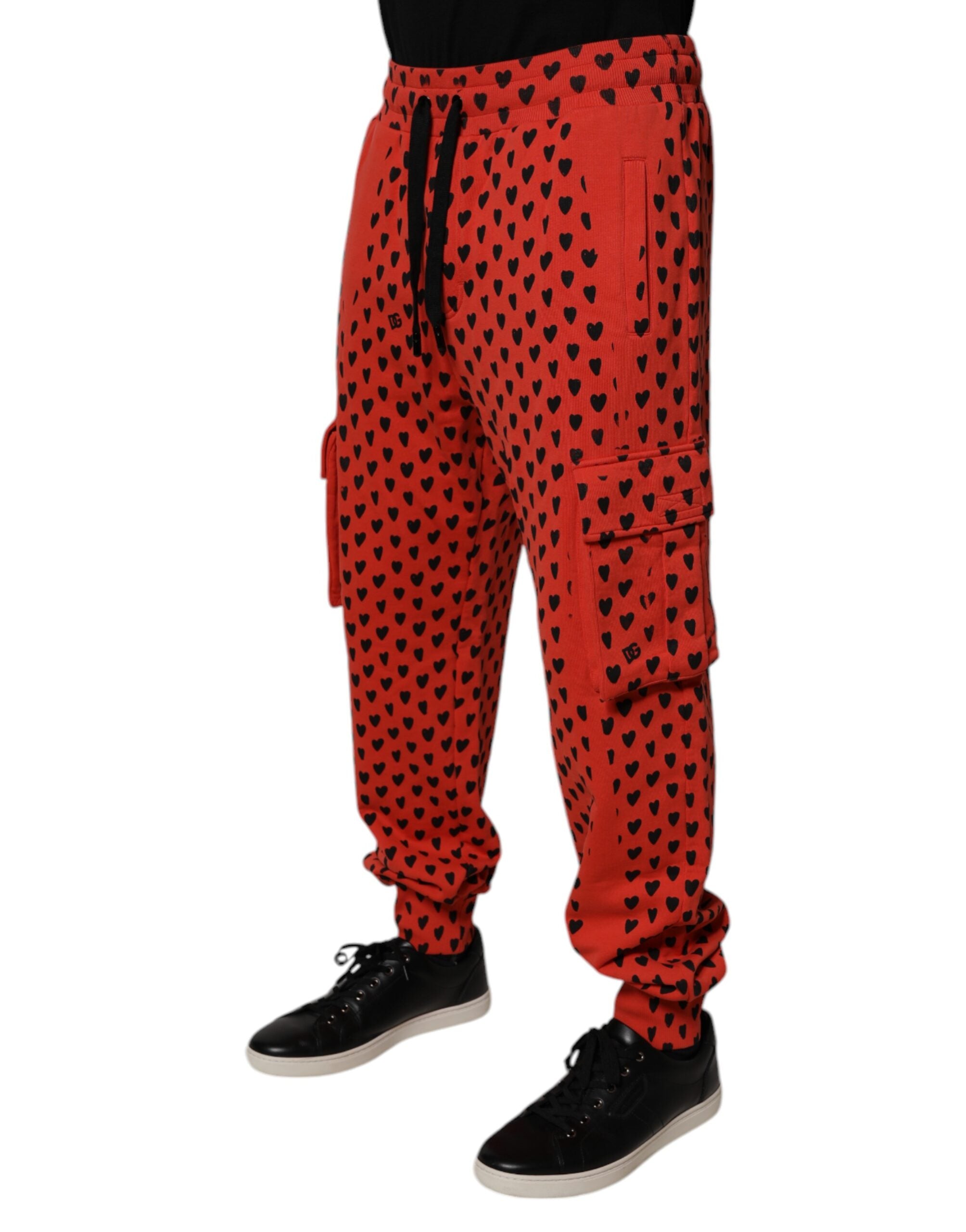 Pantalon de jogging cargo rouge pour homme Dolce & Gabbana avec cœurs imprimés, style décontracté et confortable.