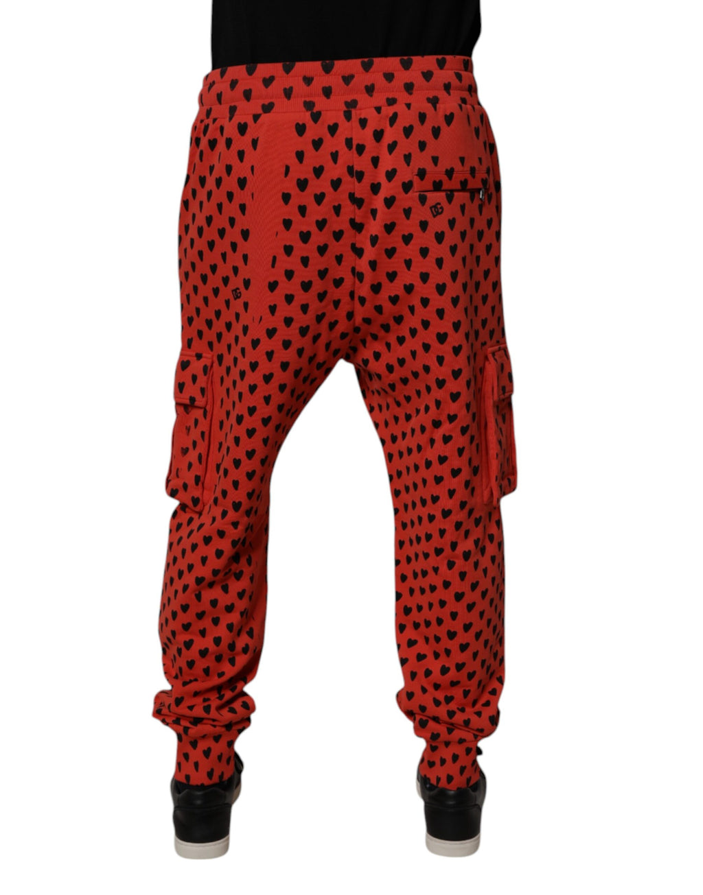 Pantalon de jogging cargo rouge à cœurs Dolce & Gabbana pour hommes, sweatpants décontractés avec motifs romantiques.