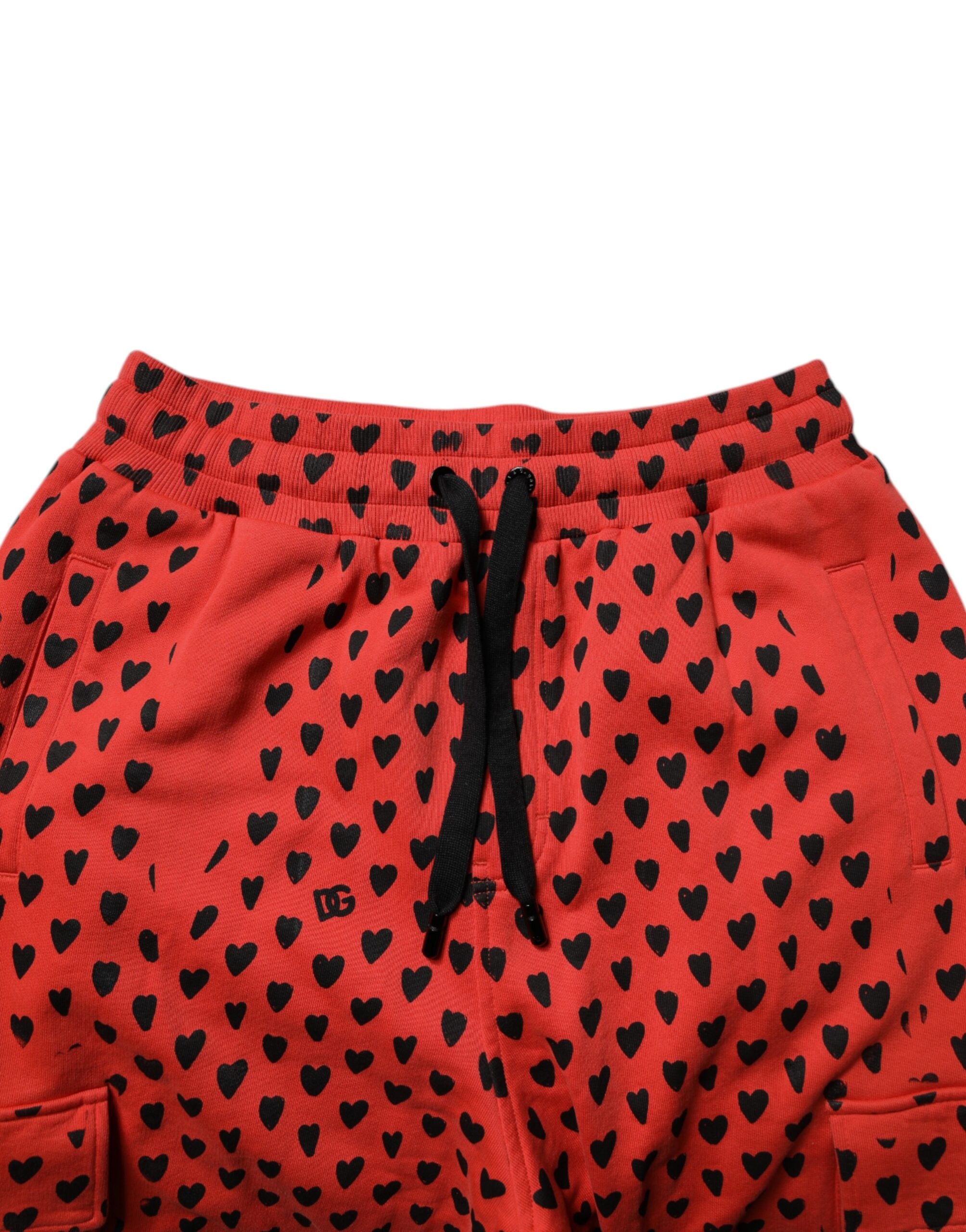 Pantalon de jogging cargo rouge Dolce & Gabbana pour homme avec motifs de cœurs, style décontracté et tendance.