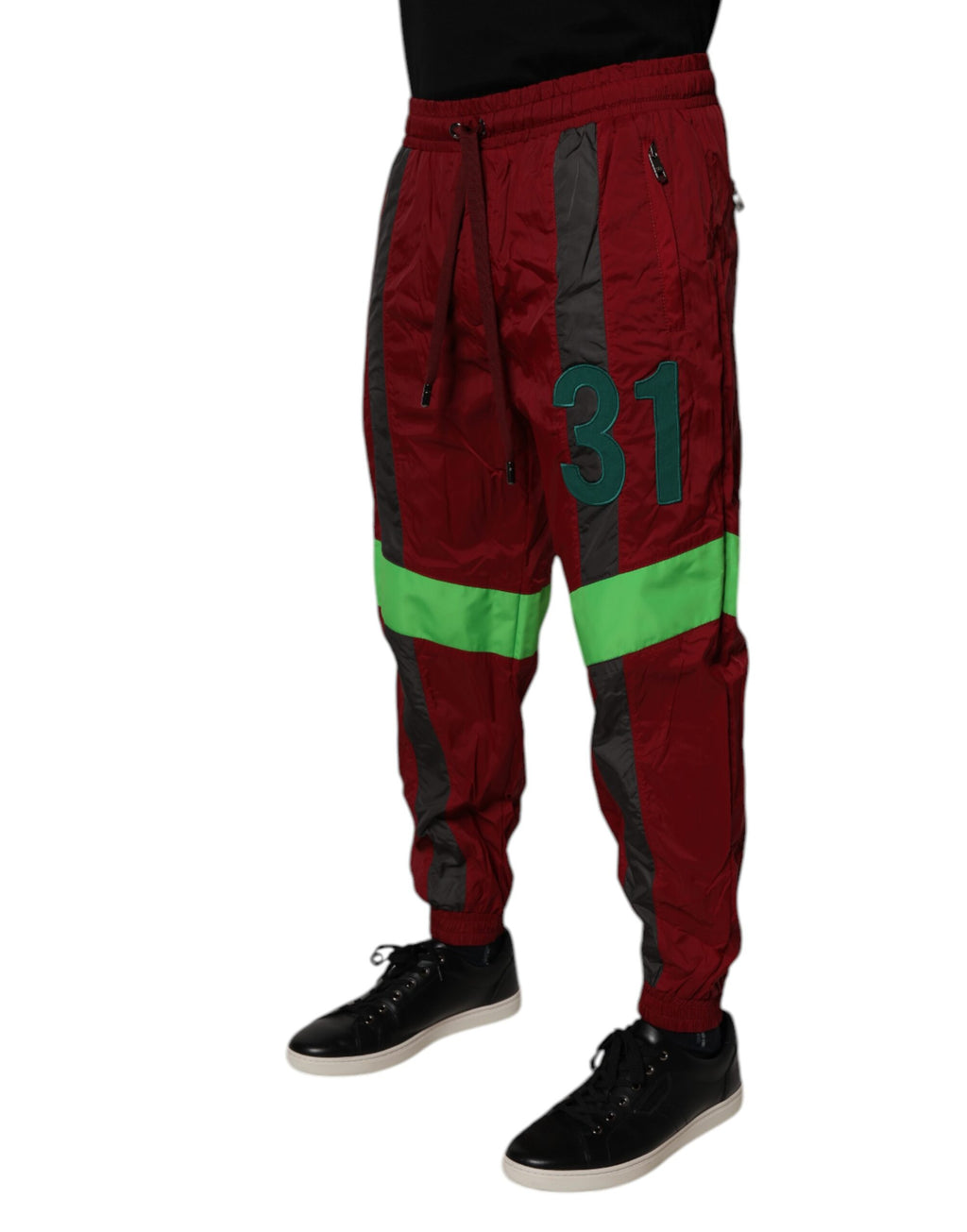 Pantalon de jogging homme Dolce & Gabbana en nylon marron bordeaux, coupe décontractée et style sportif.