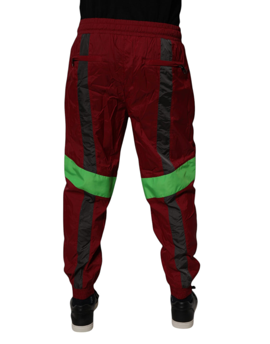 Pantalon jogging homme en nylon marron de Dolce & Gabbana, style décontracté avec coupe ajustée et bande élastique à la taille.