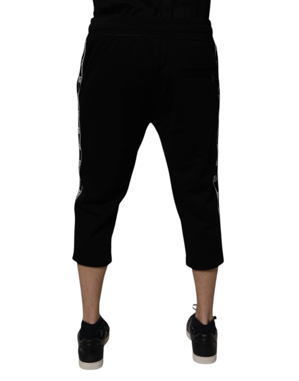 Pantalon de jogging court Dolce & Gabbana en coton mélangé noir, style décontracté et moderne, visible en gros plan.