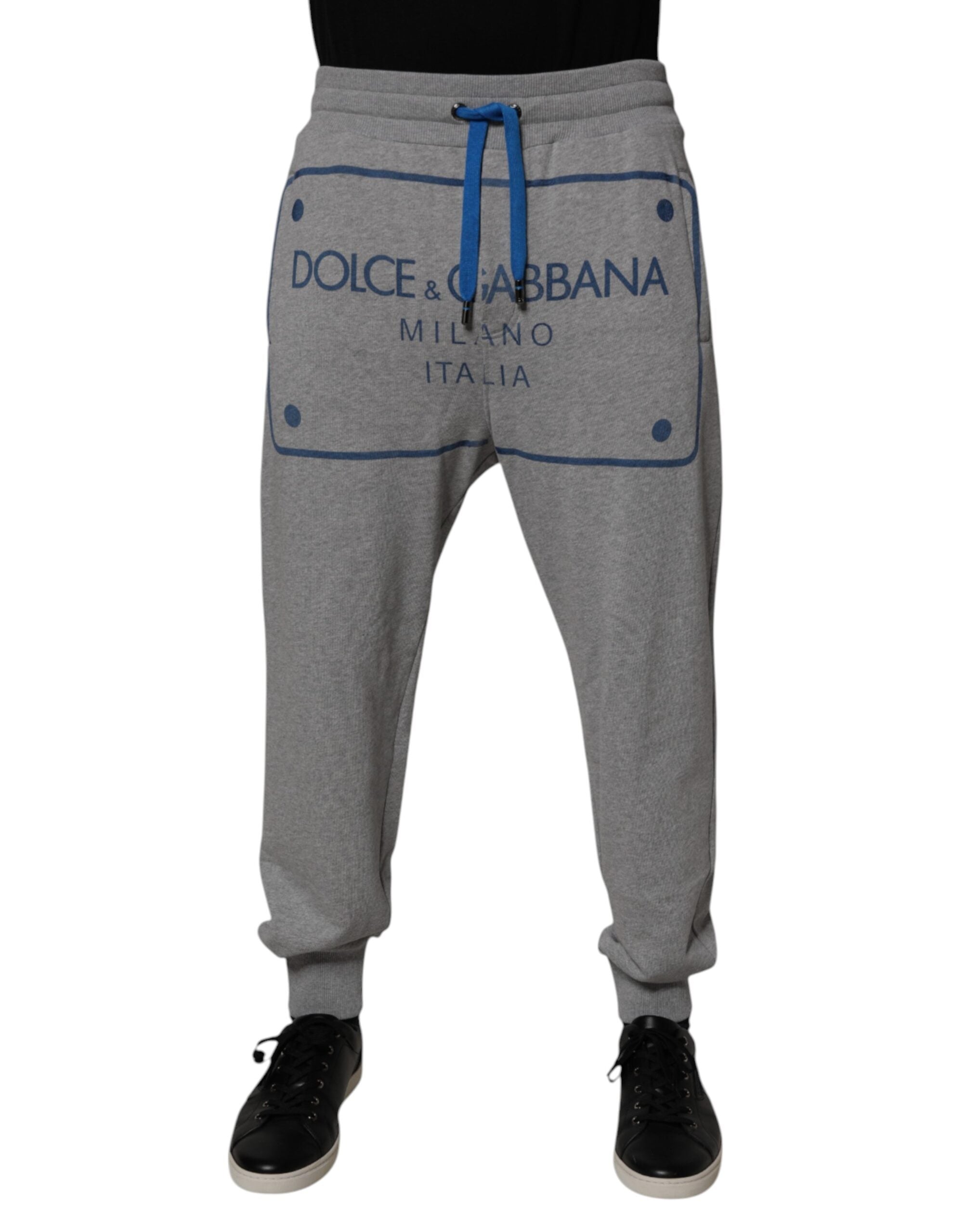Pantalon de jogging pour homme Dolce & Gabbana en coton gris avec logo, style décontracté et confortable.