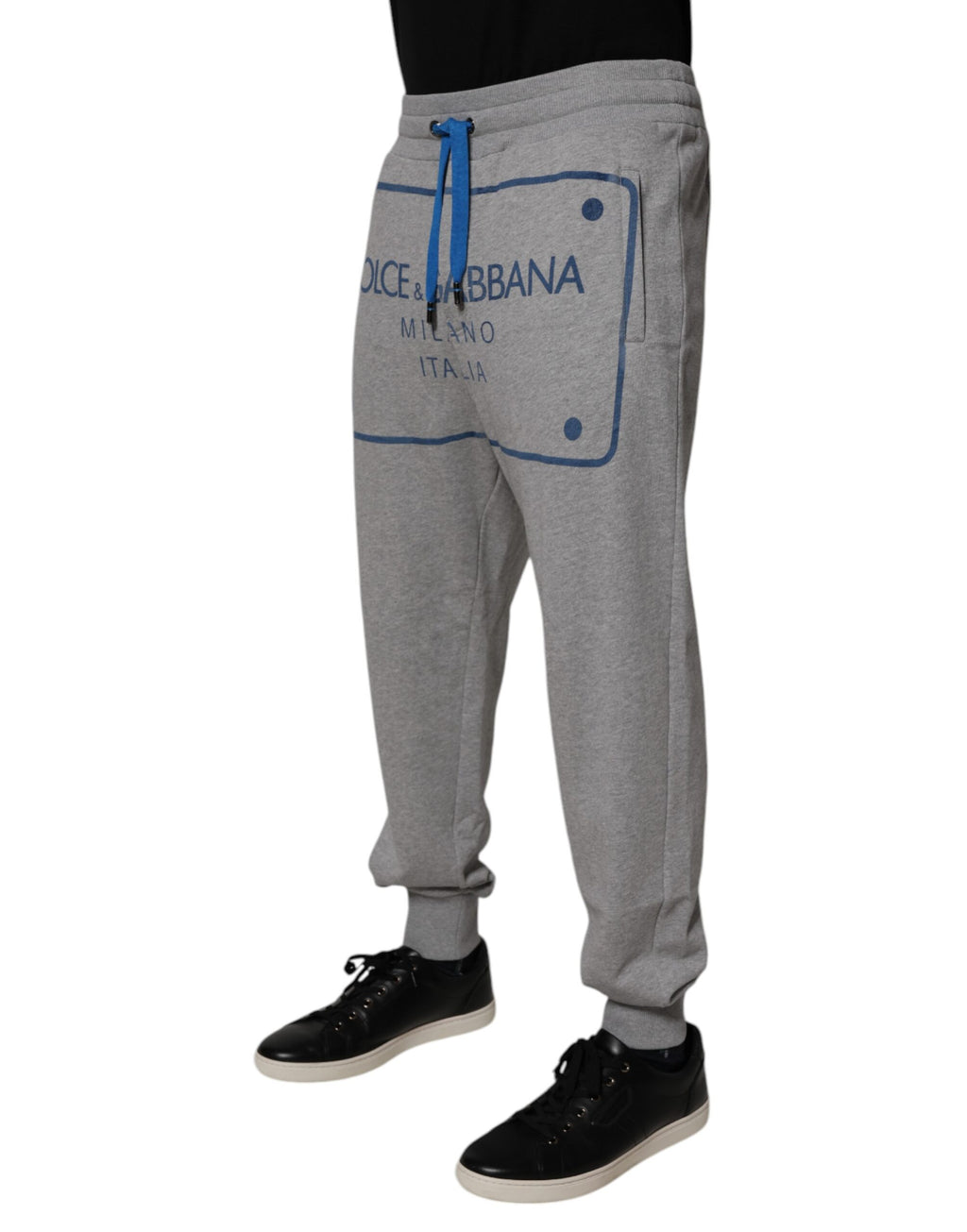 Pantalon jogger pour homme Dolce & Gabbana en coton gris avec logo, style décontracté et confortable.