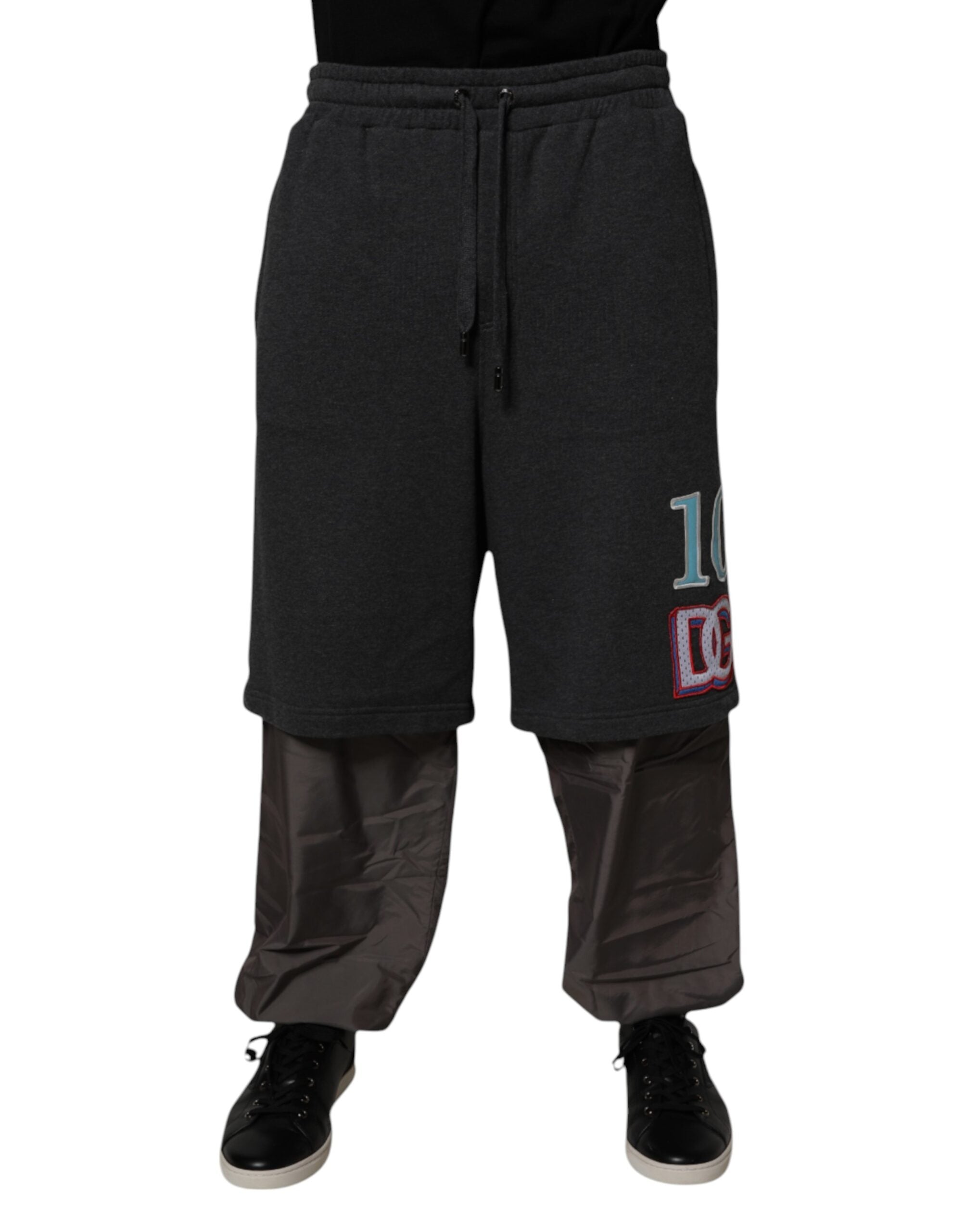 Pantalon Dolce & Gabbana en coton gris foncé, coupe droite et superposée, style sweatpants décontracté.