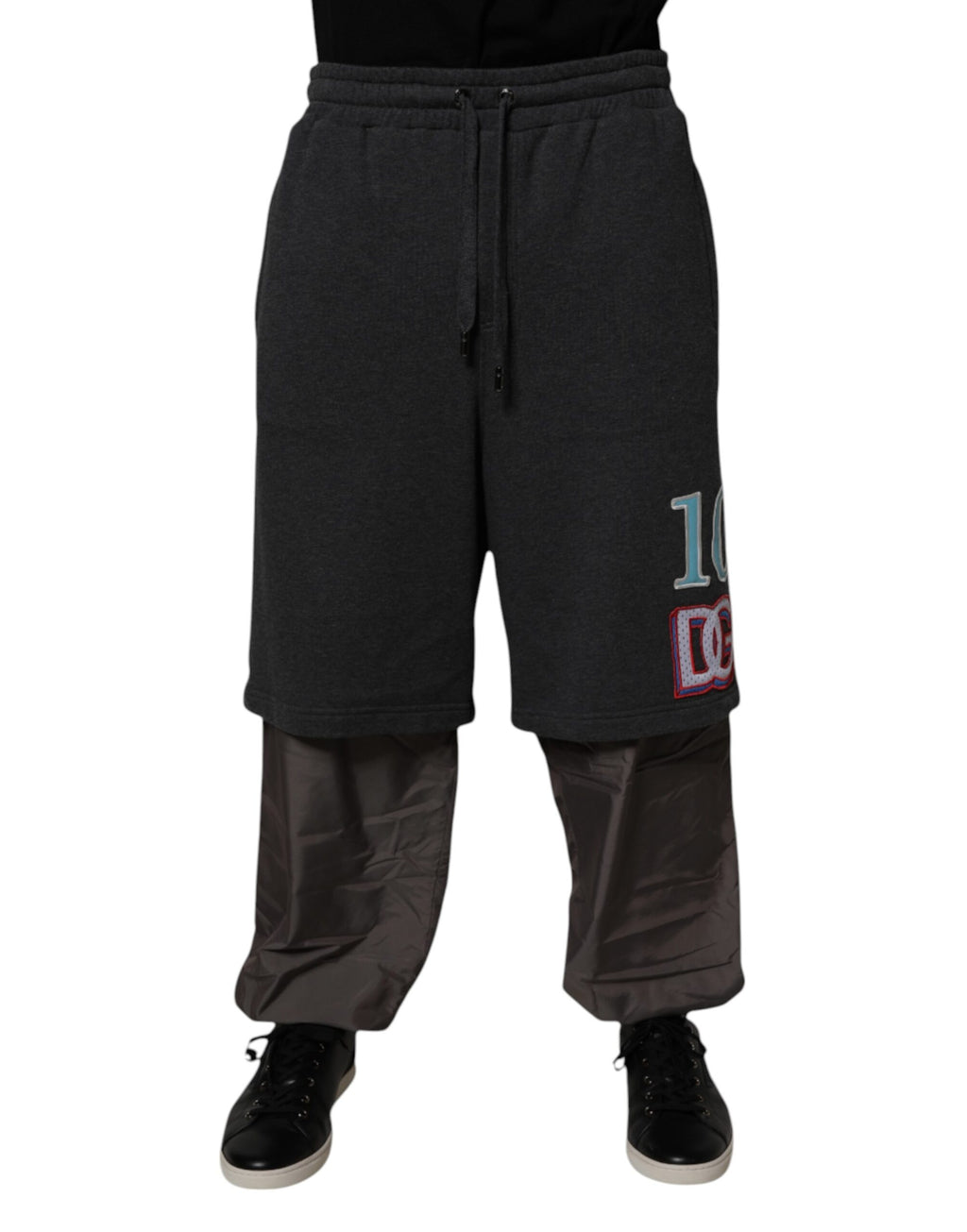 Pantalons de sweat en coton gris foncé Dolce & Gabbana, coupe droite à couches, vue de face sur mannequin.