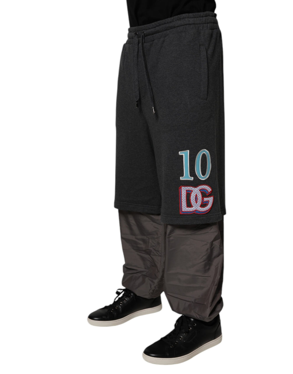 Pantalon de sweat en coton gris foncé Dolce & Gabbana, coupe droite, avec superpositions, vue de face.