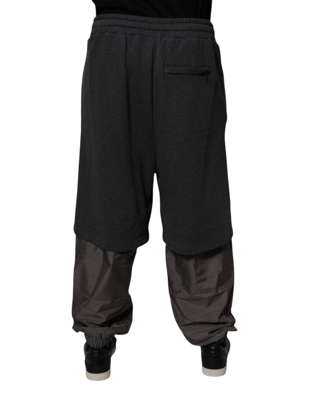 Pantalon sweat en coton gris foncé Dolce & Gabbana, coupe droite superposée, mode décontractée et élégante.