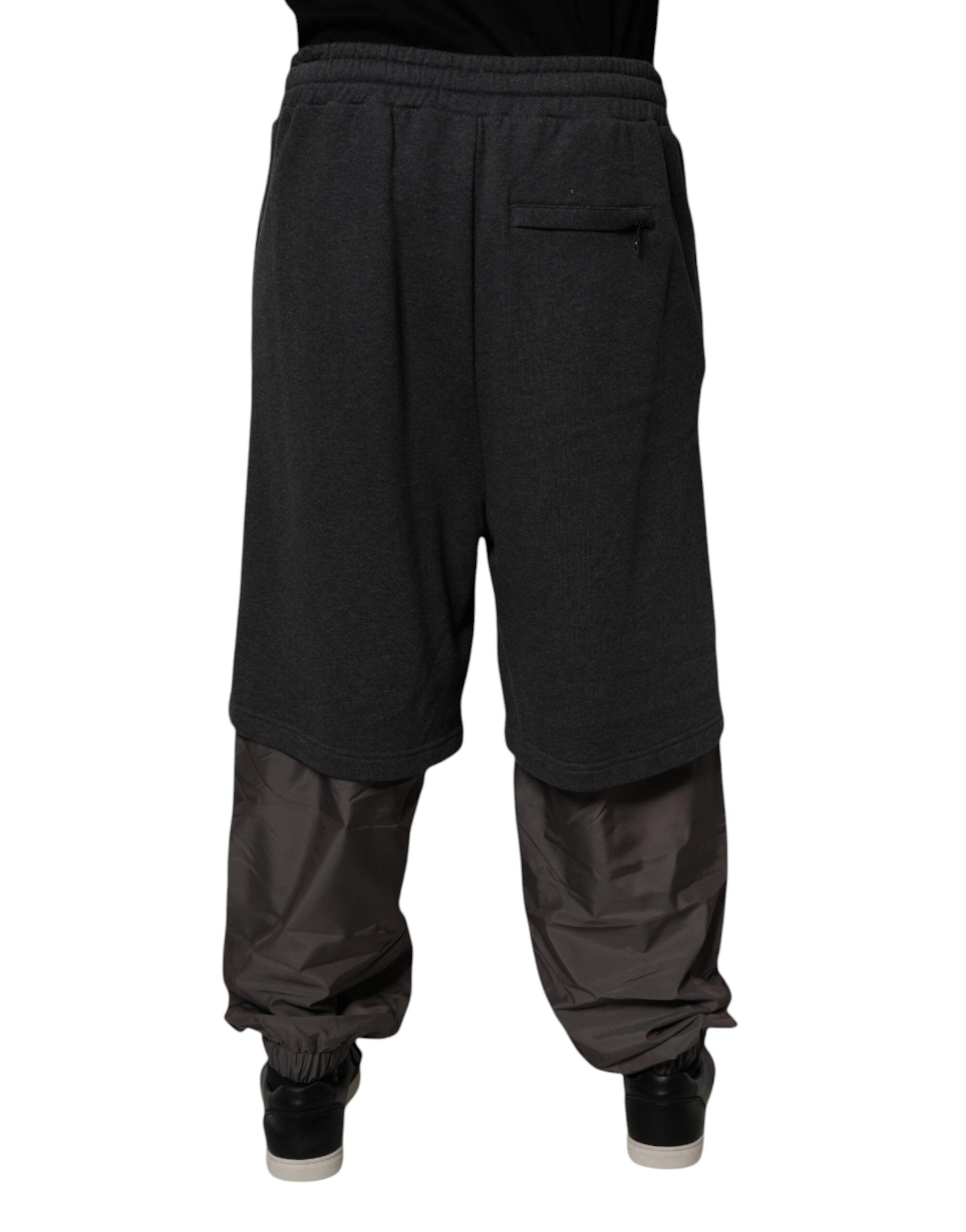 Pantalon sweat en coton gris foncé Dolce & Gabbana, coupe droite superposée, mode décontractée et élégante.