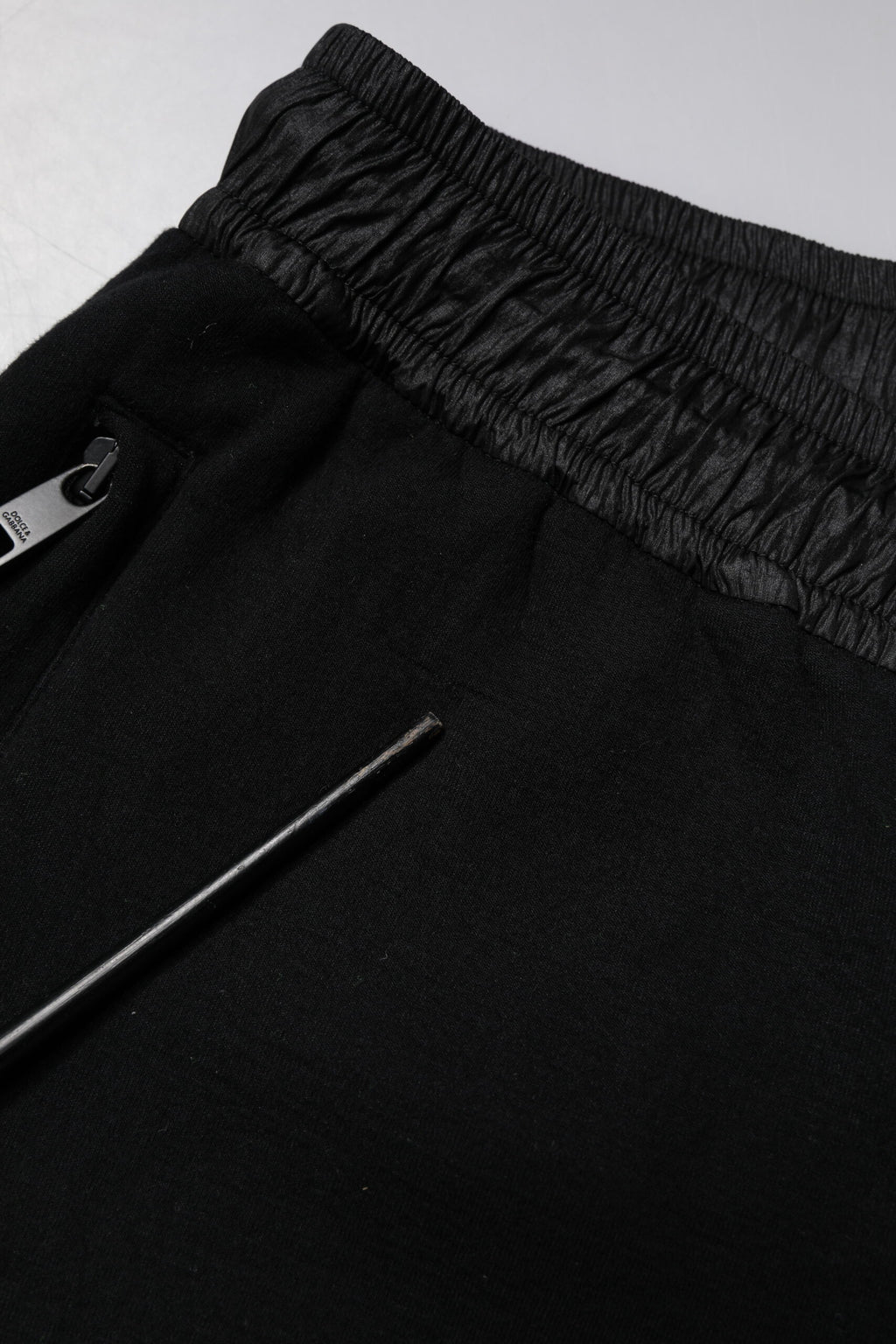 Pantalon jogger Dolce & Gabbana en coton mélangé noir pour homme, style décontracté et confortable.