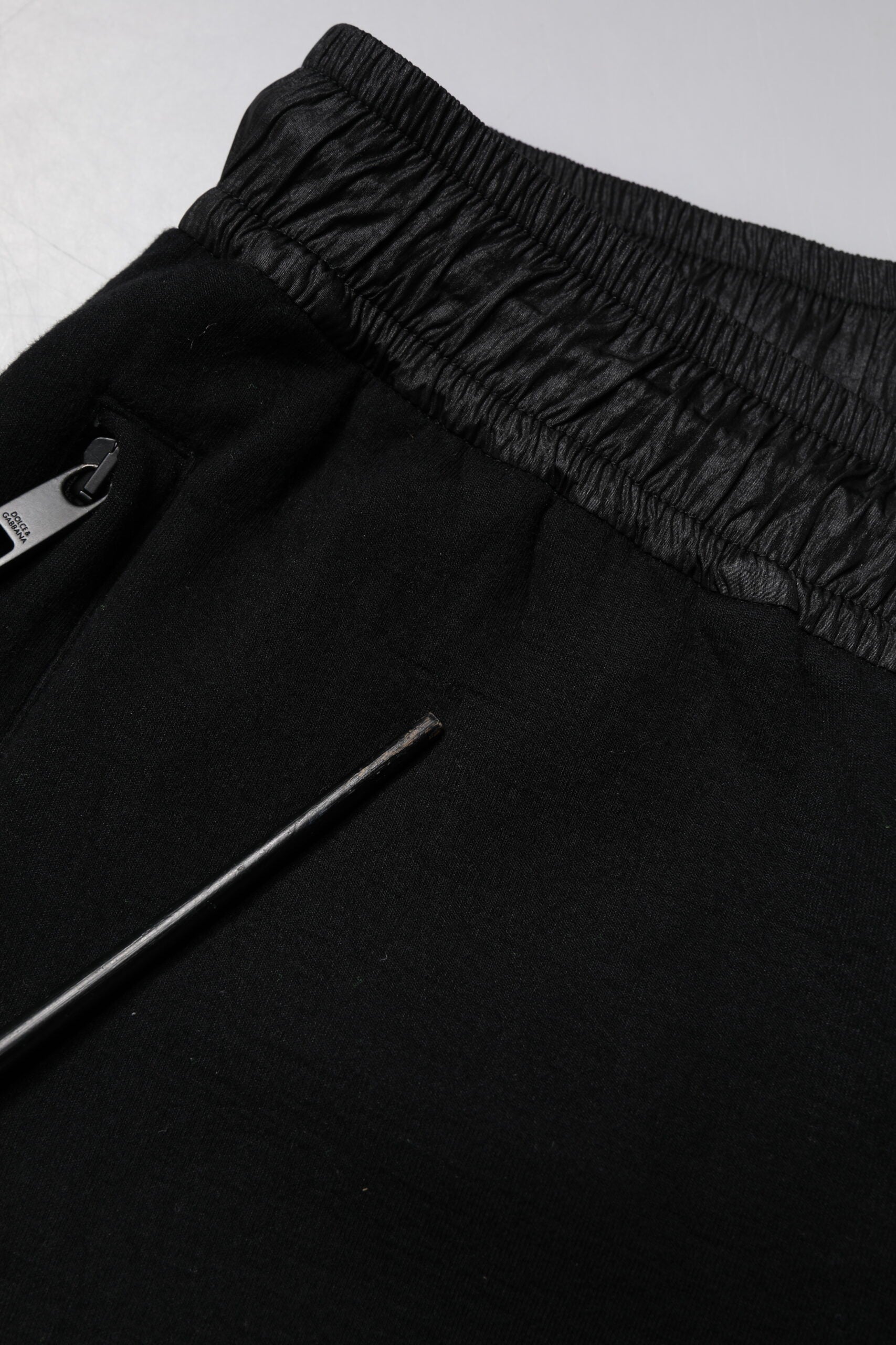 Pantalon jogger Dolce & Gabbana en coton mélangé noir pour homme, style décontracté et confortable.