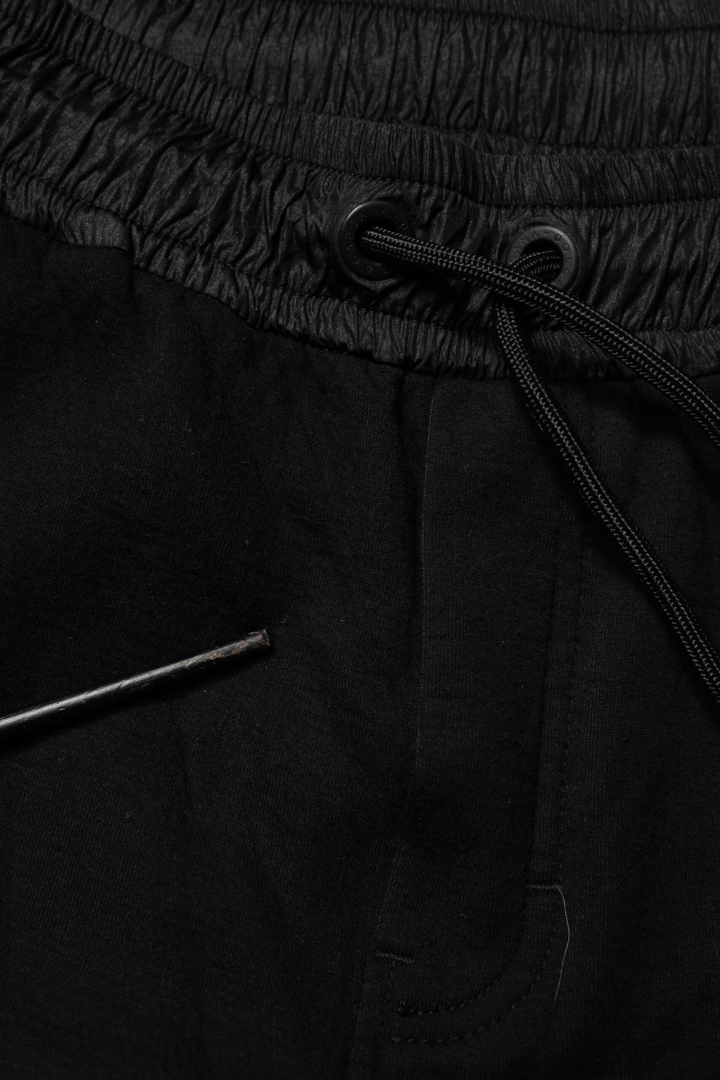 Pantalon jogger pour homme en mélange de coton noir de la marque Dolce & Gabbana, vue de face.
