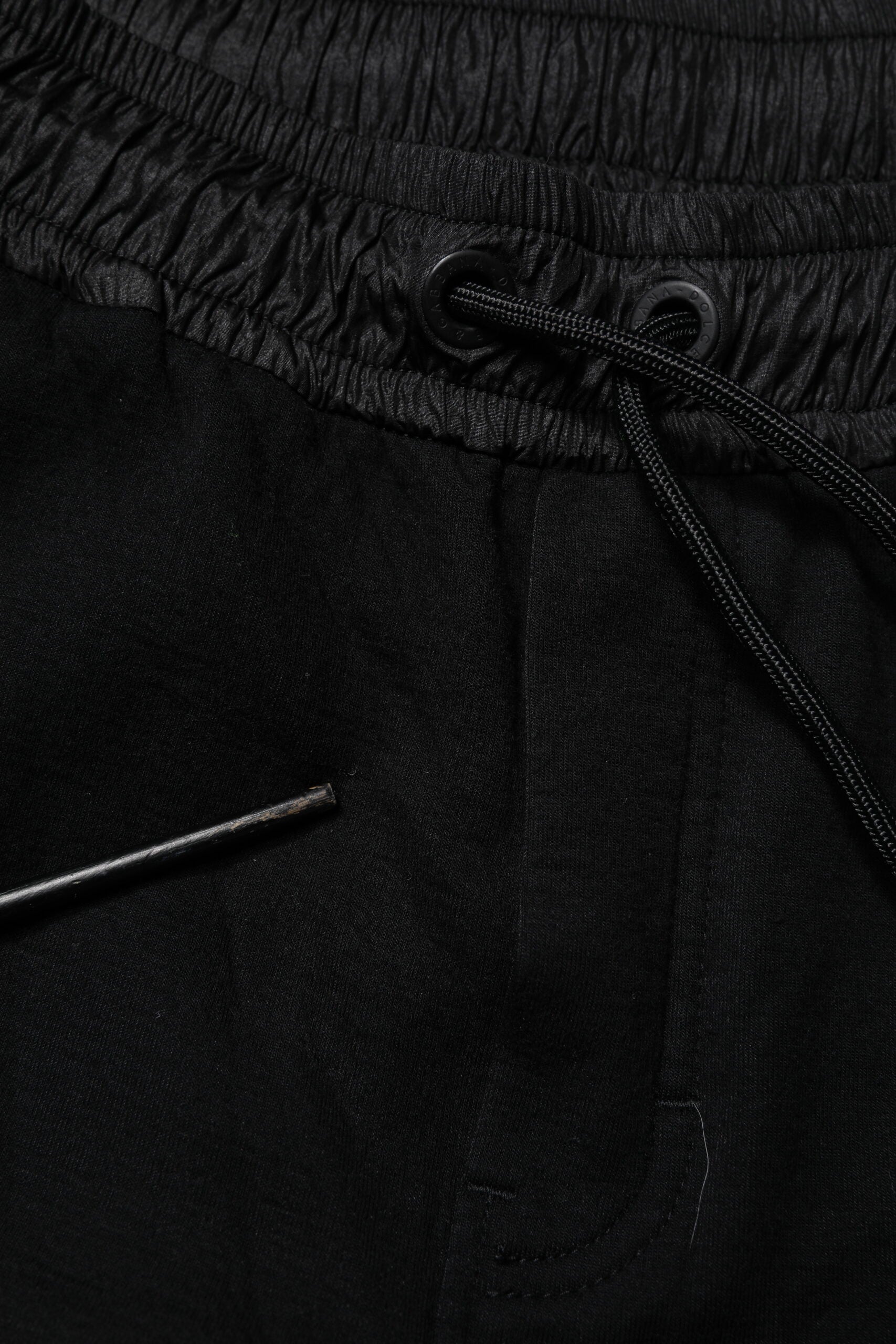 Pantalon jogger pour homme en mélange de coton noir de la marque Dolce & Gabbana, vue de face.