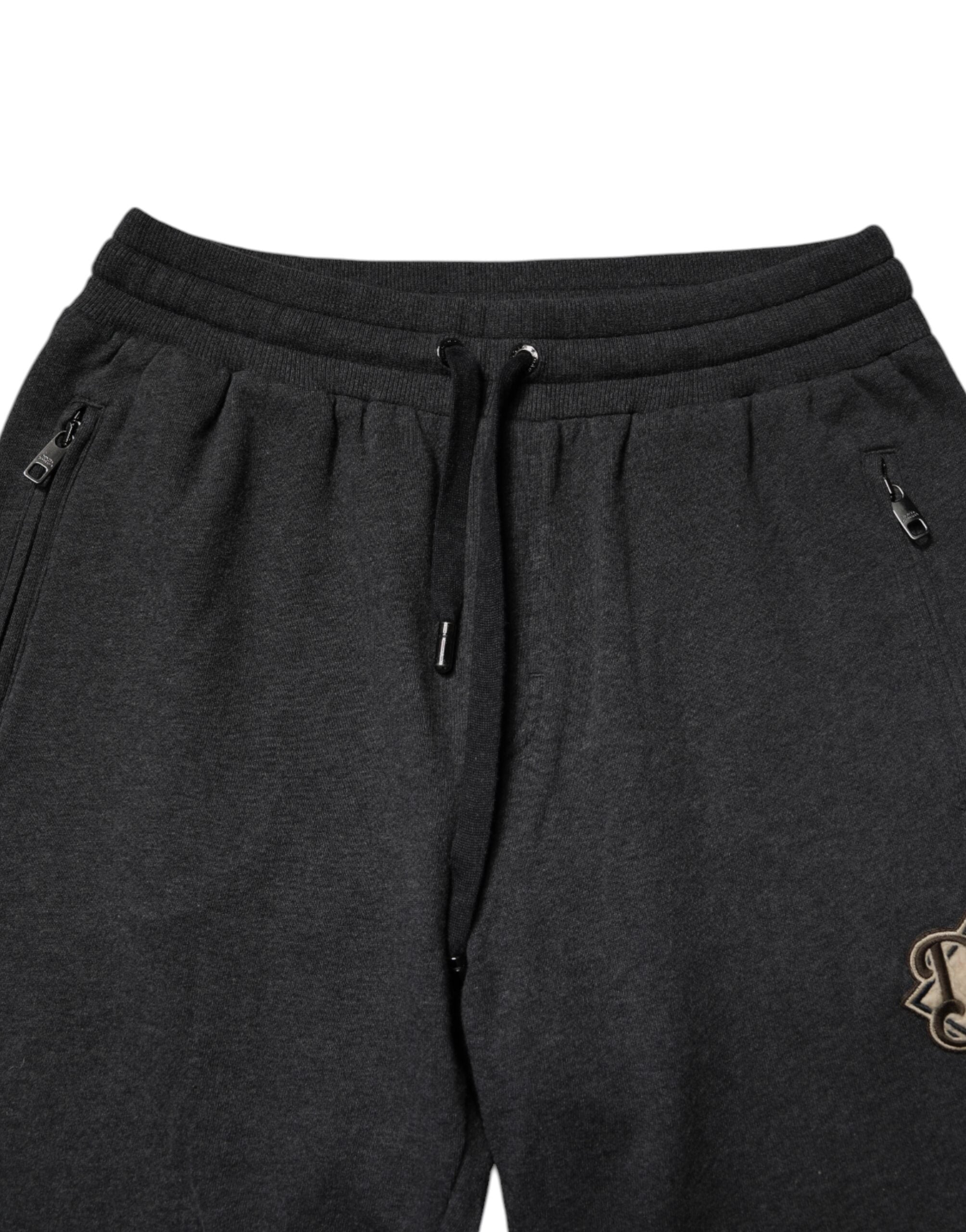 Pantalon jogger en coton gris foncé Dolce & Gabbana avec logo, style décontracté et confortable, vue de face.