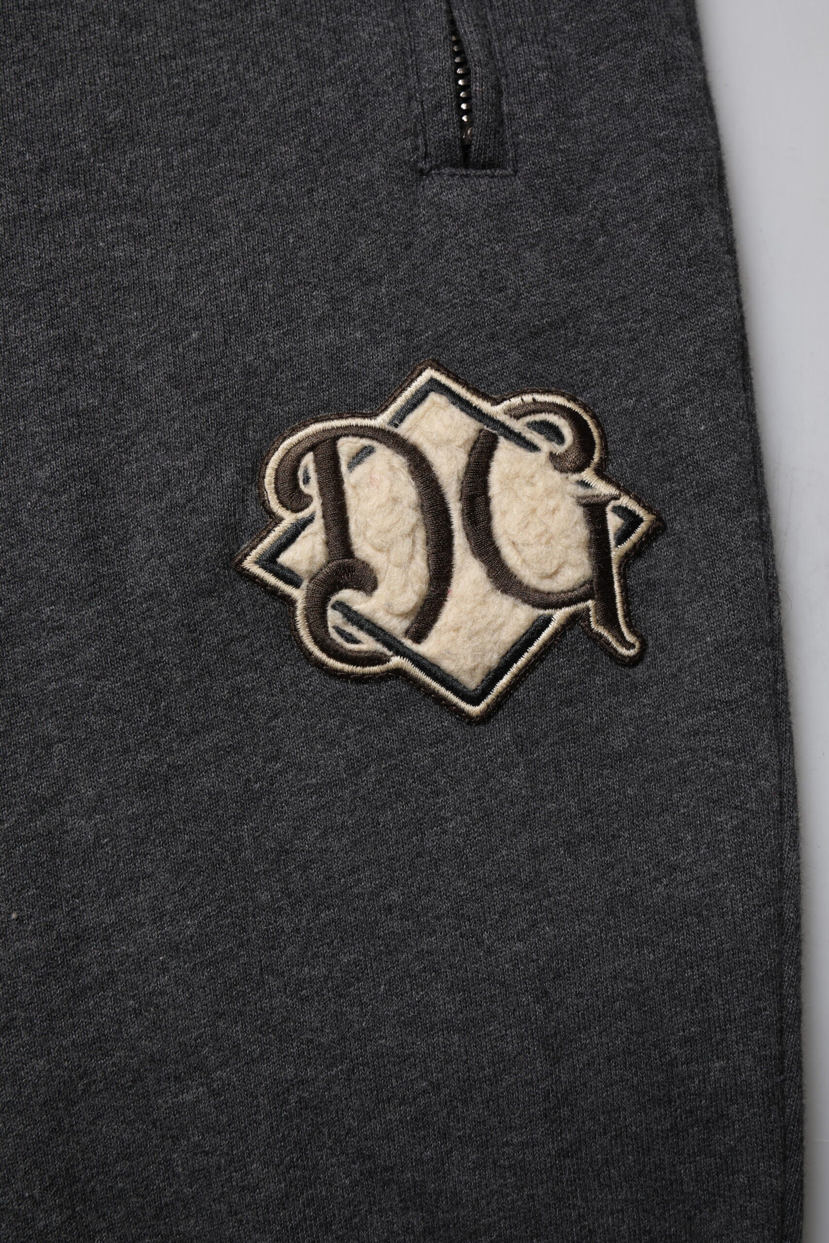 Pantalons joggers en coton gris foncé avec logo Dolce & Gabbana, style décontracté et confortable, visible en gros plan.