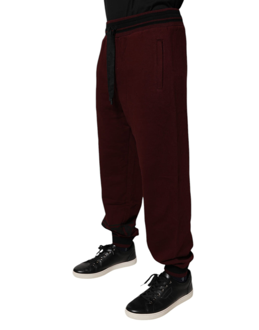 Pantalons de jogging pour hommes Dolce & Gabbana en coton bordeaux, style décontracté avec ceinture élastique et poches latérales.