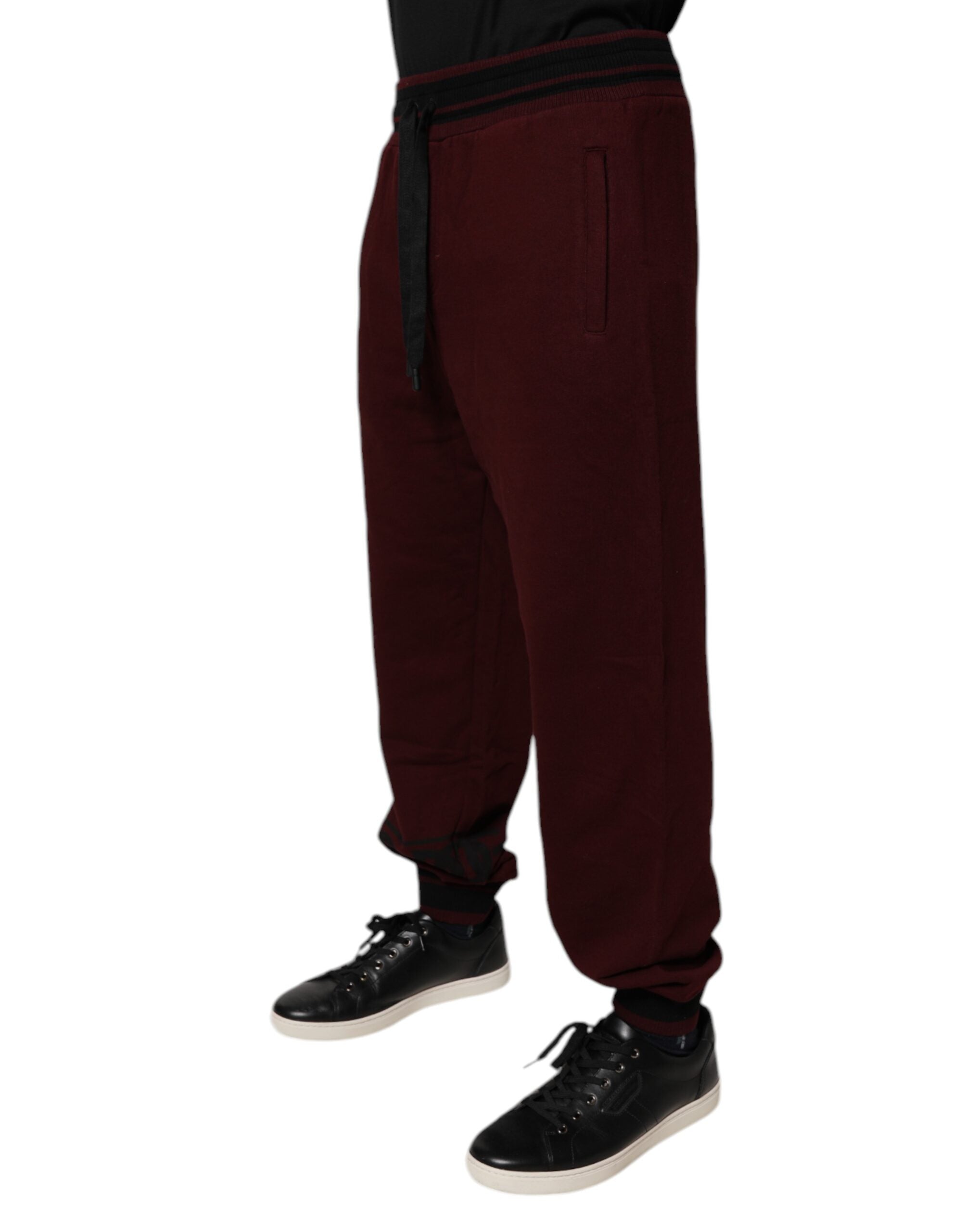 Pantalons de jogging pour hommes Dolce & Gabbana en coton bordeaux, style décontracté avec ceinture élastique et poches latérales.