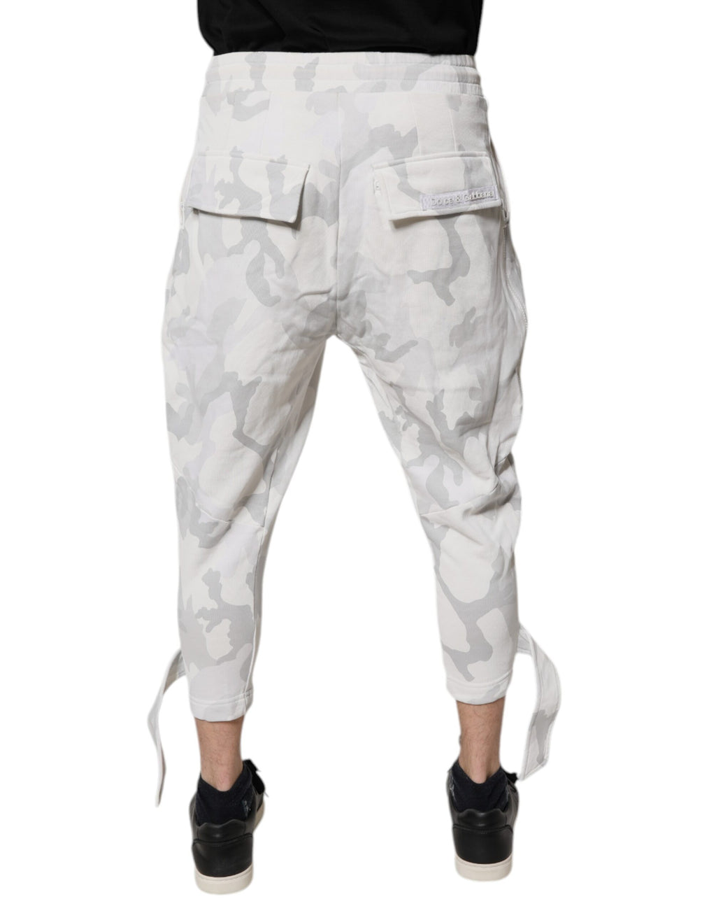 Pantalon cargo jogger blanc Dolce & Gabbana avec motif camouflage, tissu décontracté et style tendance.
