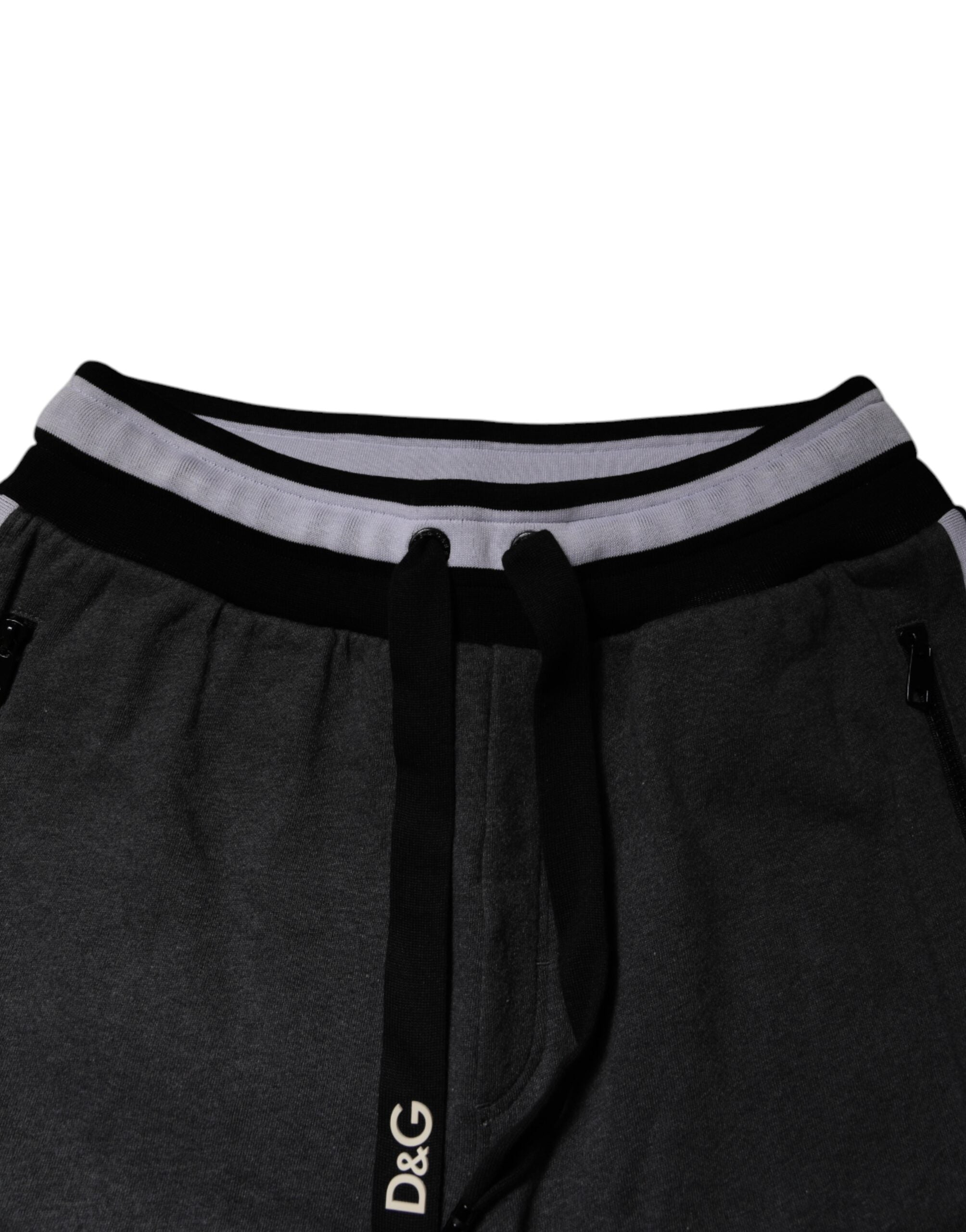 Pantalons de jogging pour hommes Dolce & Gabbana en coton noir et gris avec superpositions, style décontracté et moderne.