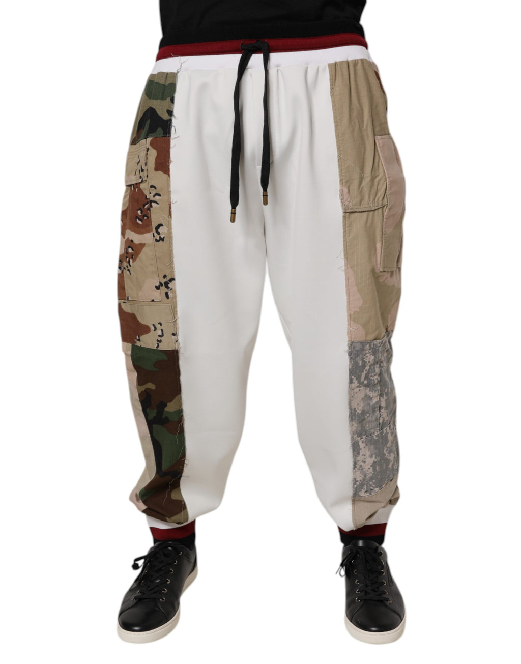 Pantalon de survêtement camouflage patchwork blanc de Dolce & Gabbana, style décontracté avec logo de la marque.