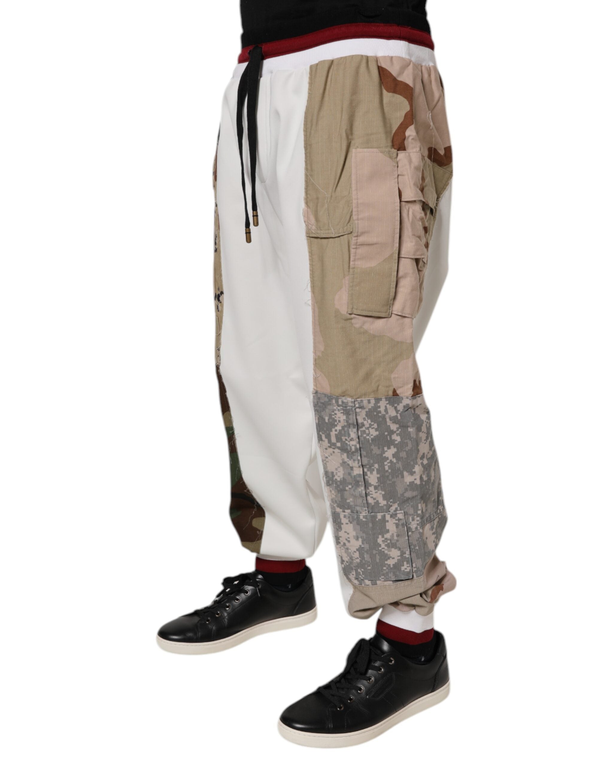 Pantalon de survêtement blanc camouflage Dolce & Gabbana avec patchwork, vue de face sur fond neutre.