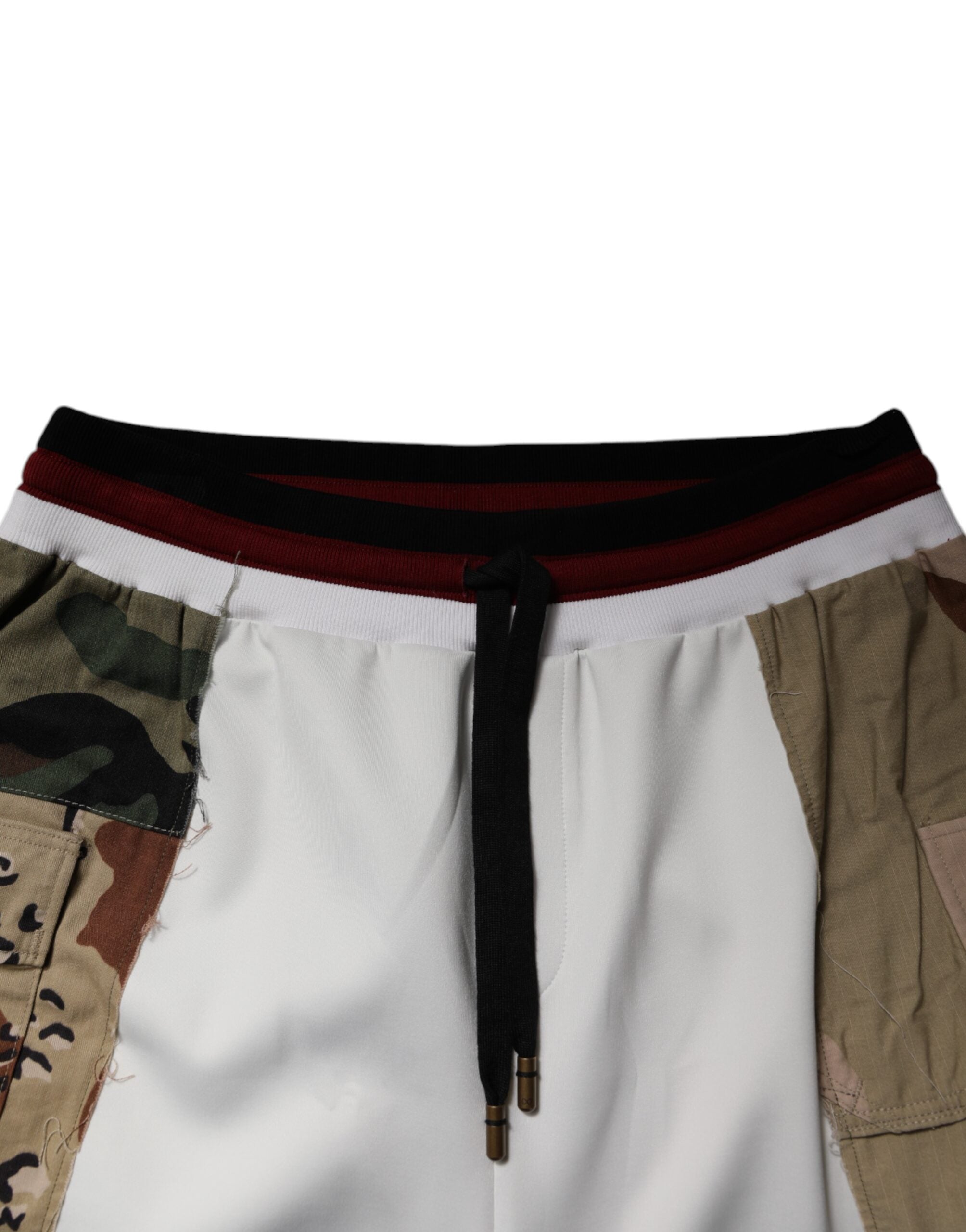 Pantalon de jogging blanc Dolce & Gabbana avec patchwork camouflage, style décontracté et tendance.