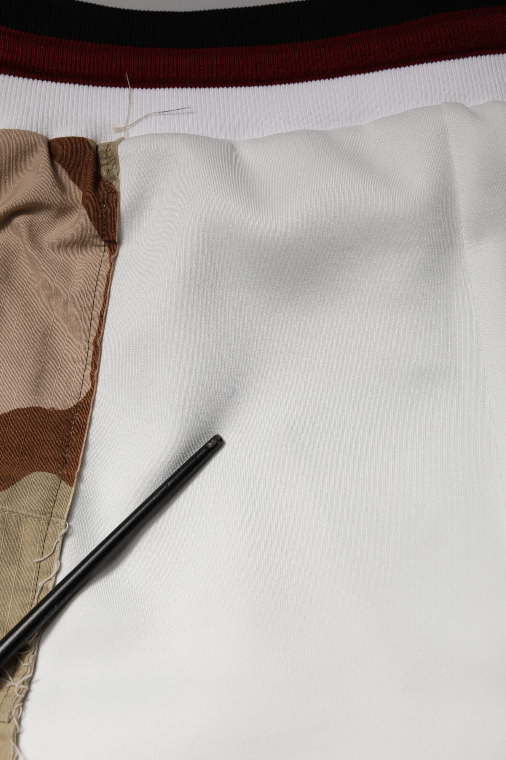 Pantalon de survêtement Dolce & Gabbana en coton blanc à patchs camouflage, style décontracté et tendance.