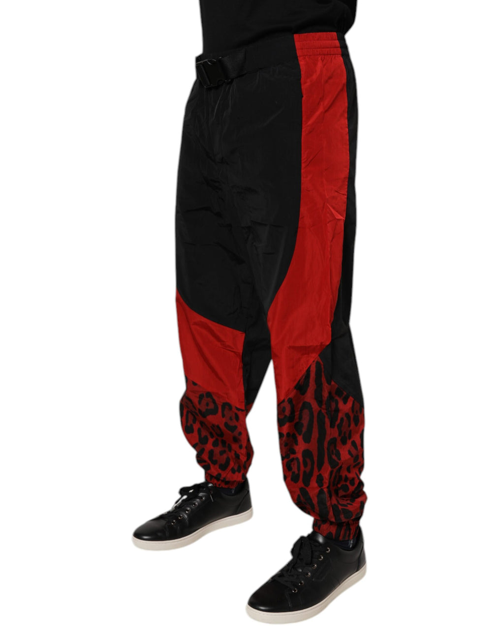 Pantalon jogging Dolce & Gabbana en velours noir avec motifs léopard rouges, style décontracté et tendance.