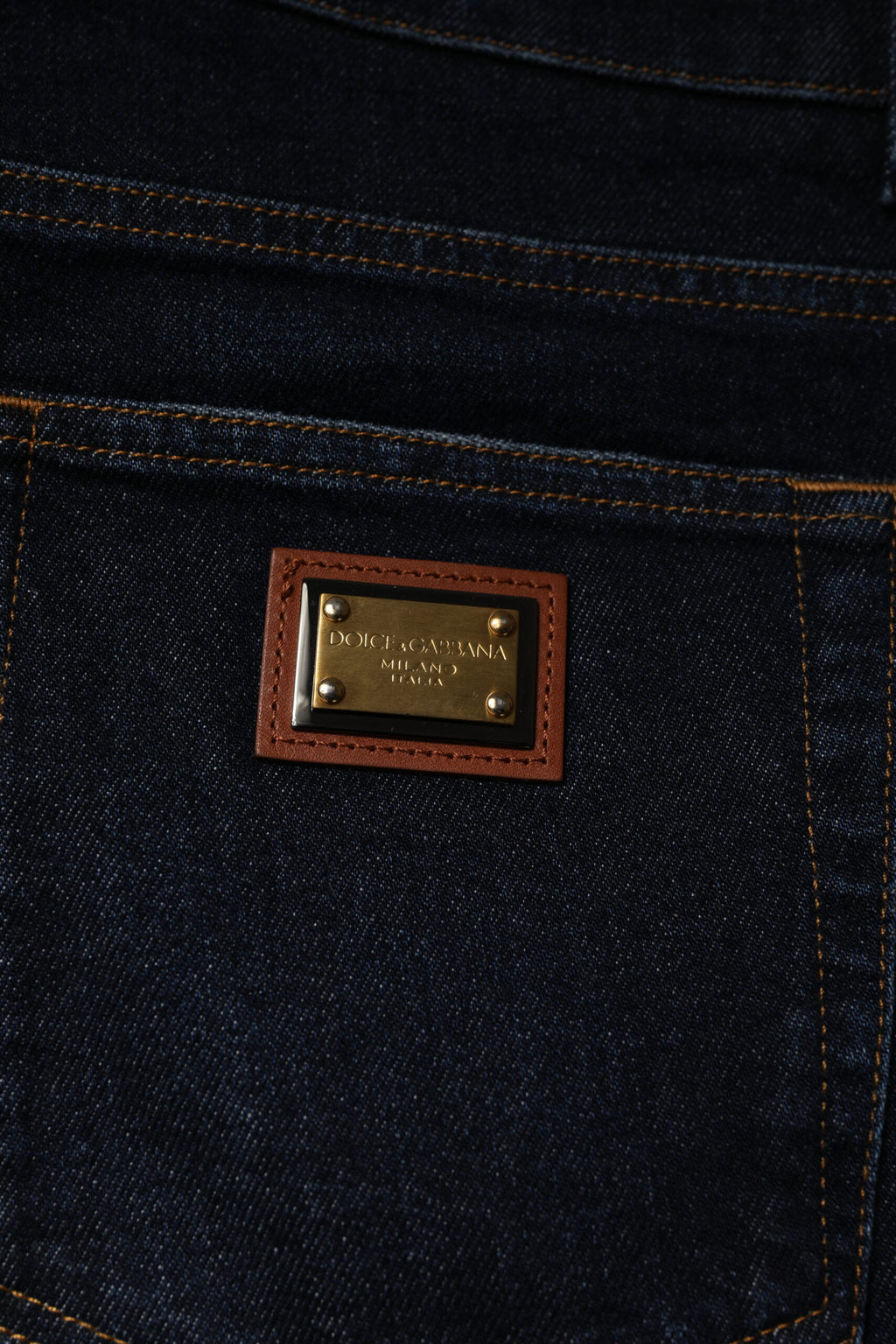 Jean skinny en denim coton stretch bleu foncé de Dolce & Gabbana, coupe ajustée et moderne, visible en détail dans l'image.