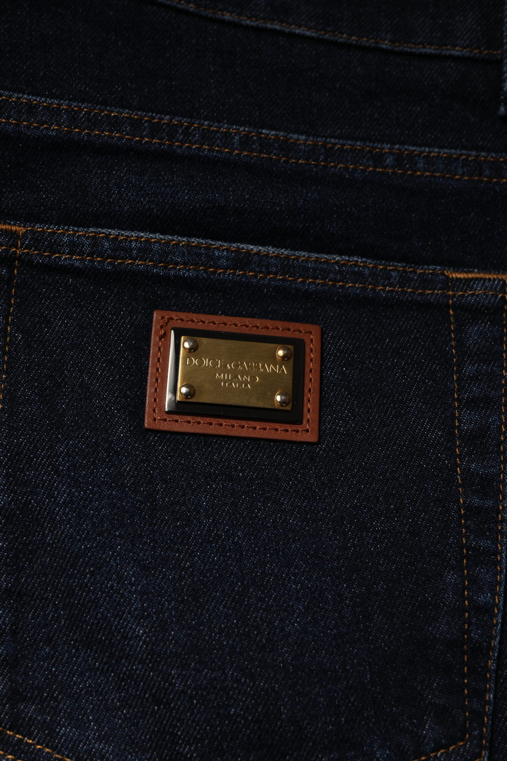 Jean skinny en denim coton stretch bleu foncé de Dolce & Gabbana, coupe ajustée et moderne, visible en détail dans l'image.