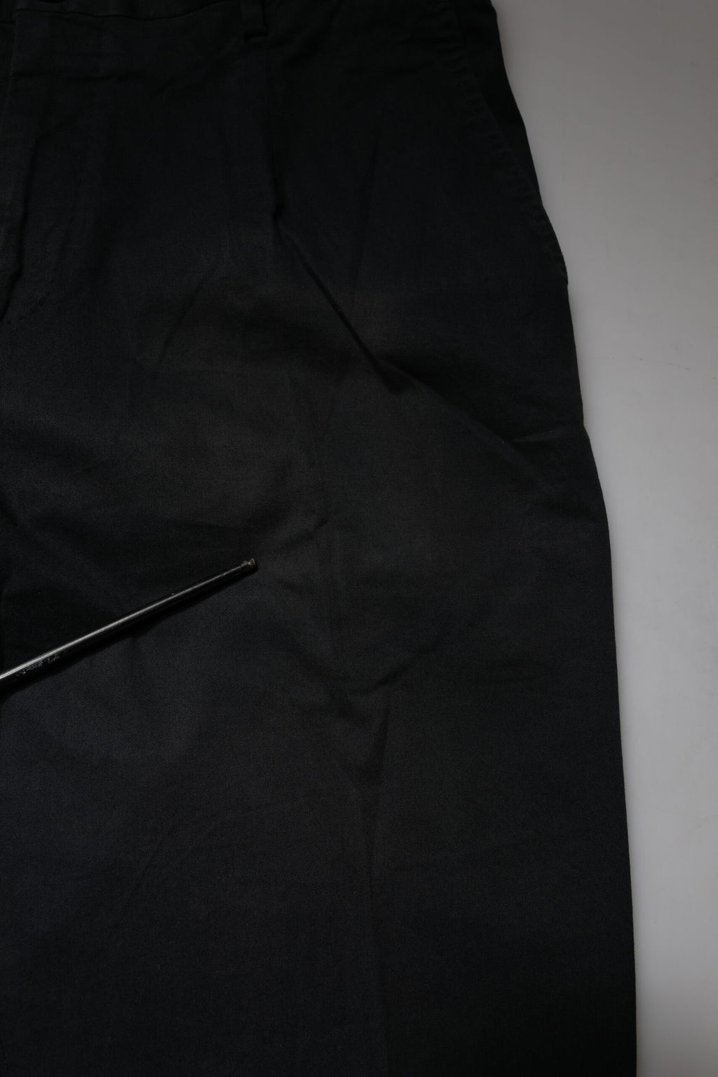 Pantalon formel noir en coton stretch Dolce & Gabbana, coupe skinny et élégante, pour homme ou femme.