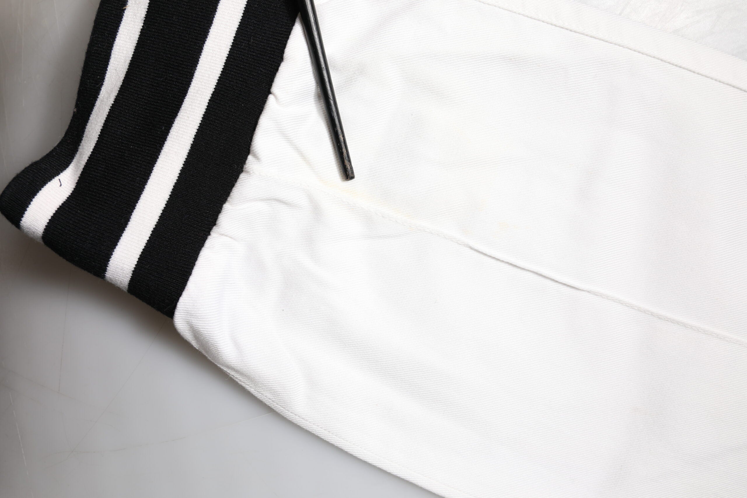 Pantalons jogger cargo en coton blanc Dolce & Gabbana, coupe skinny, avec poches et détails décontractés.