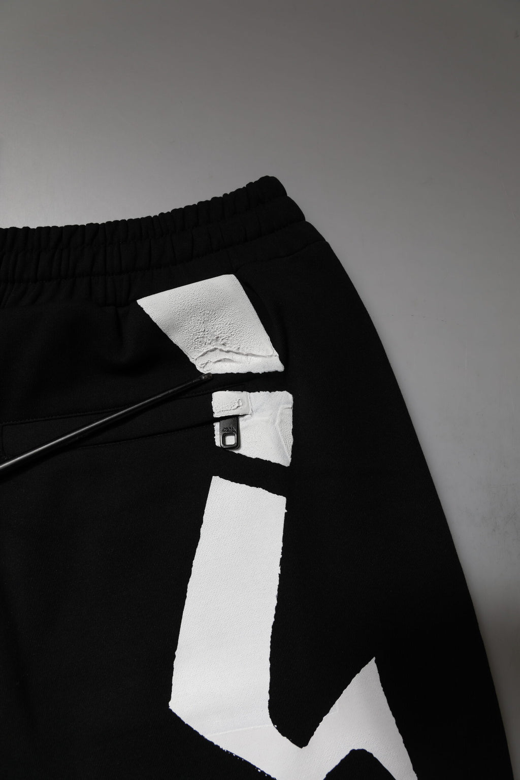 Pantalon jogger en coton noir Dolce & Gabbana avec logo, style décontracté et confortable, vue de face.
