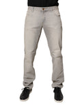 Jeans skinny en denim coton gris clair de Dolce & Gabbana, coupe ajustée, visible sur le modèle.
