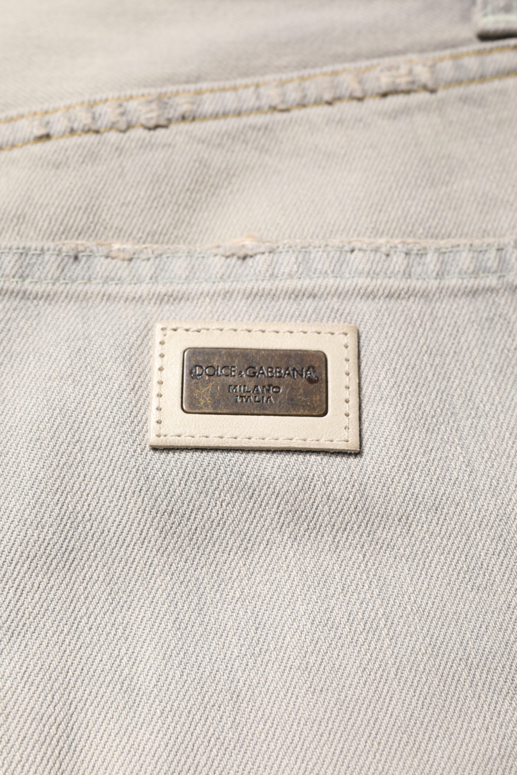 Jeans skinny en denim coton gris clair de Dolce & Gabbana, vêtement slim avec détails modernes et coupe ajustée.