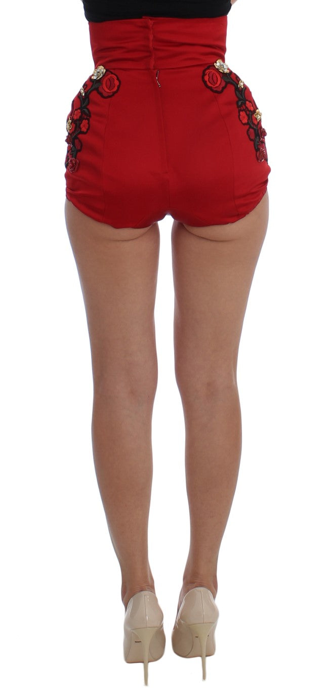 Shorts en soie rouge Dolce & Gabbana ornés de roses en cristal, élégants et luxueux pour un style sophistiqué.