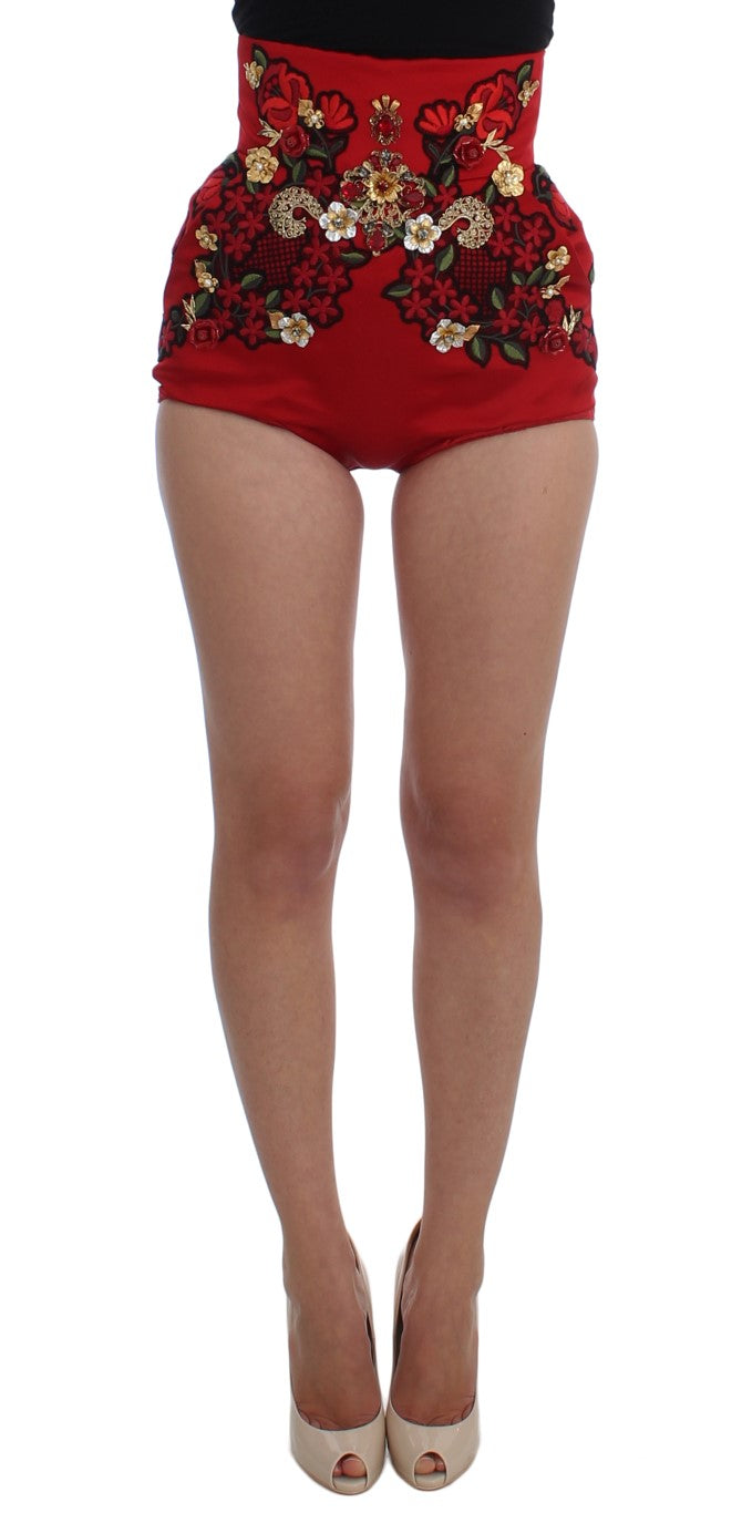 Shorts en soie rouge Dolce & Gabbana ornés de roses en cristal, élégants et féminins, pour un style sophistiqué.