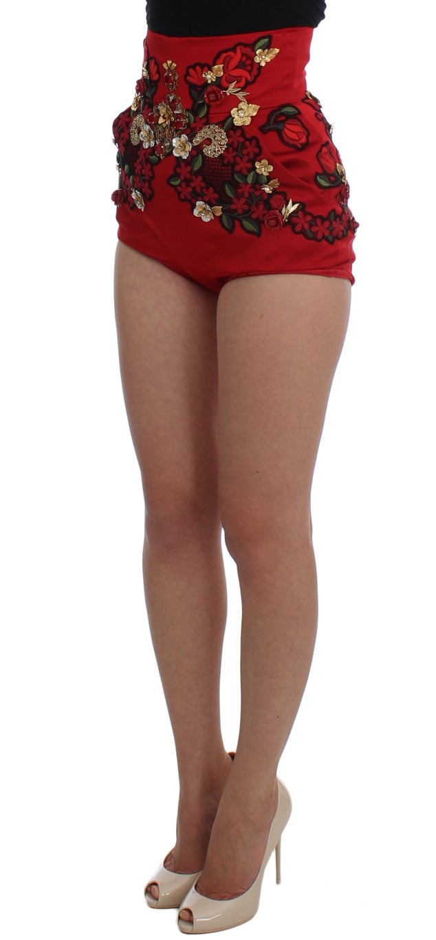 Shorts en soie rouge Dolce & Gabbana ornés de roses en cristal, mode élégante et luxueuse pour femme.
