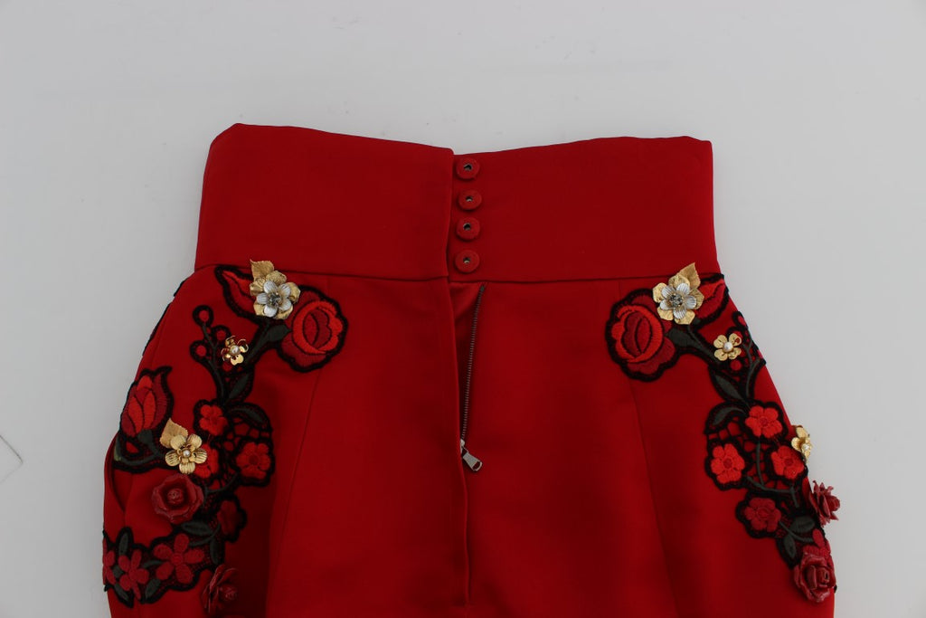 Shorts en soie rouge Dolce & Gabbana ornés de roses en cristal, style élégant et féminin.