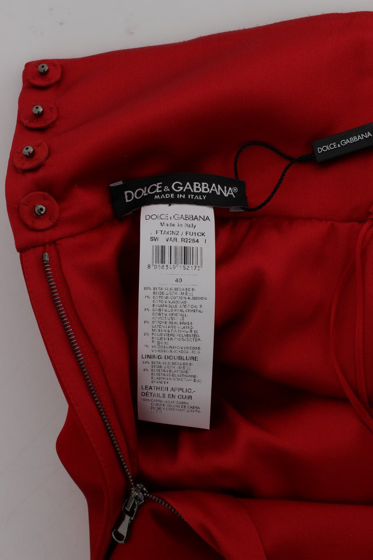 Shorts en soie rouge Dolce & Gabbana ornés de roses en cristal, élégants et raffinés, pour un style sophistiqué.