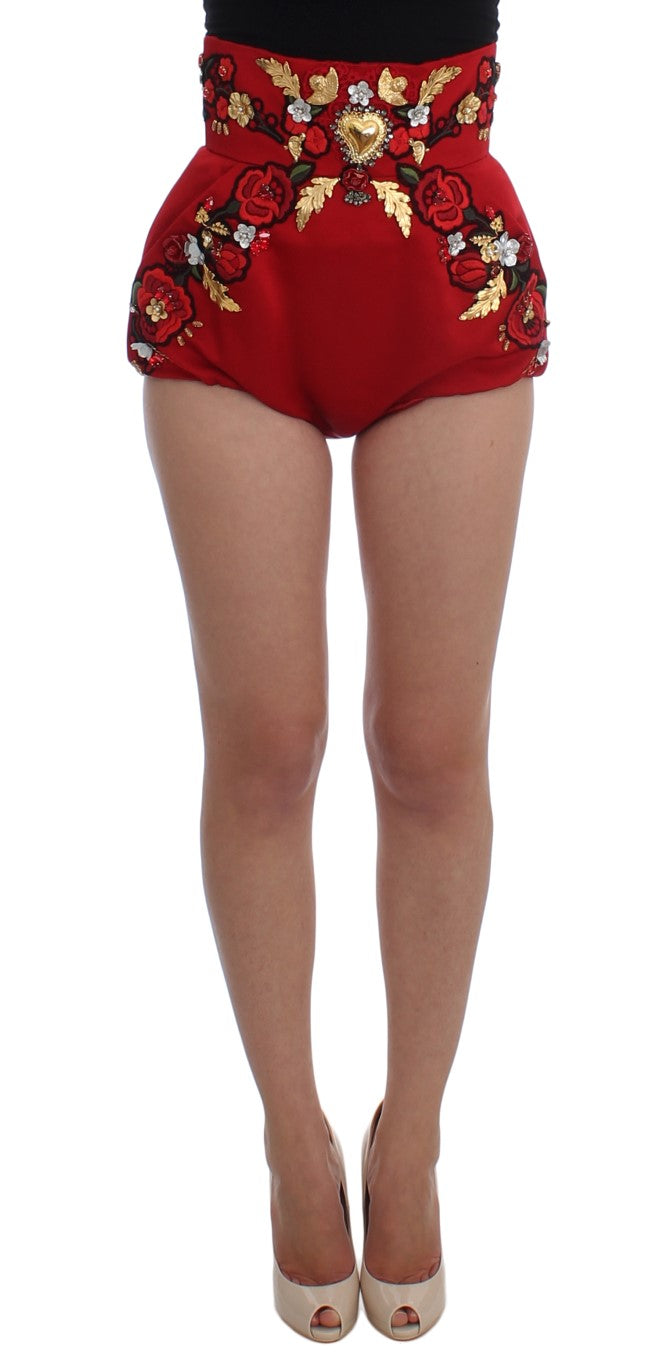 Shorts en soie rouge Dolce & Gabbana ornés de cristaux et roses, élégance et luxe pour une tenue sophistiquée.