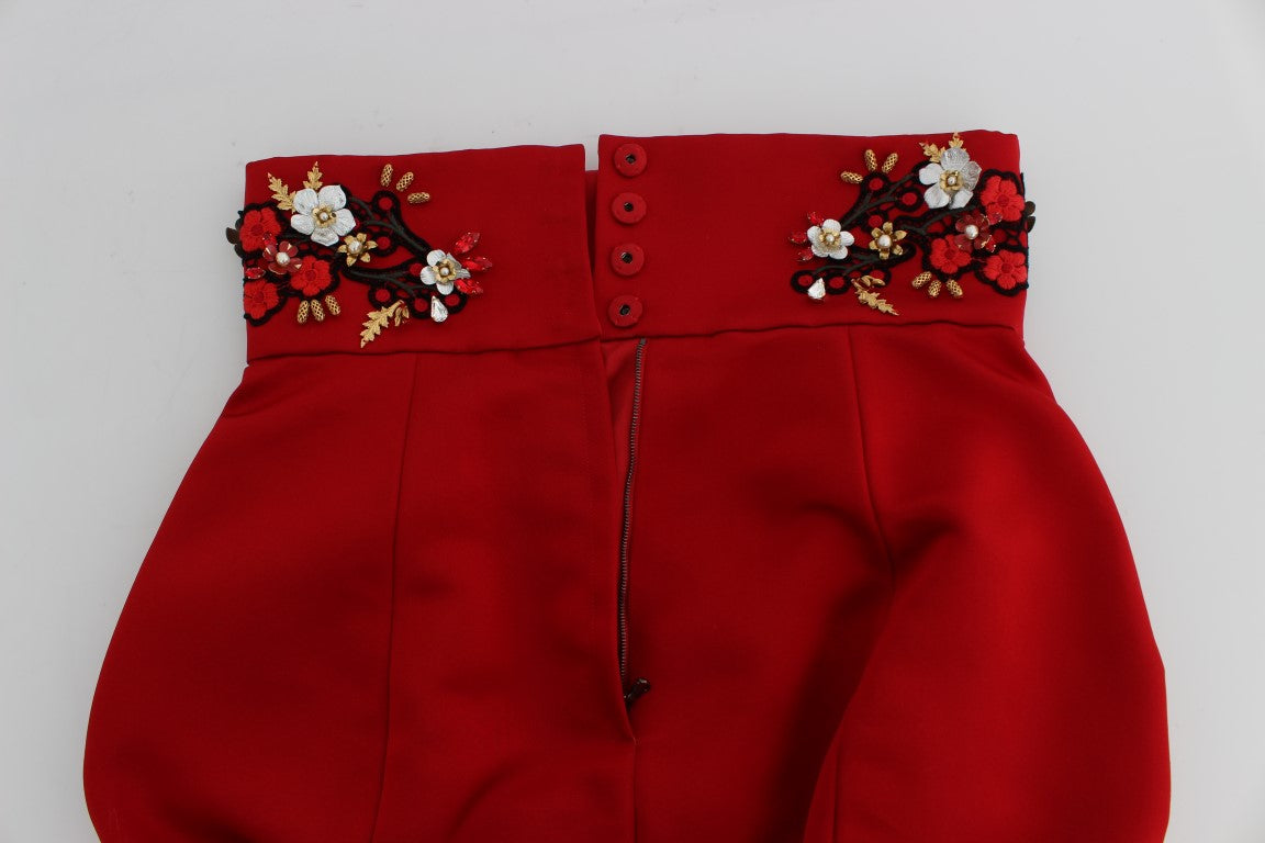 Shorts en soie rouge de Dolce & Gabbana ornés de roses en cristal, mode élégante et luxueuse.
