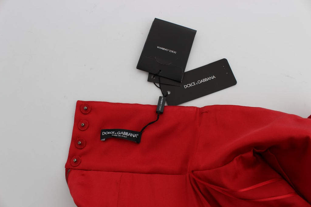 Shorts en soie rouge Dolce & Gabbana orné de roses en cristal, élégants et luxueux, pour un style sophistiqué.