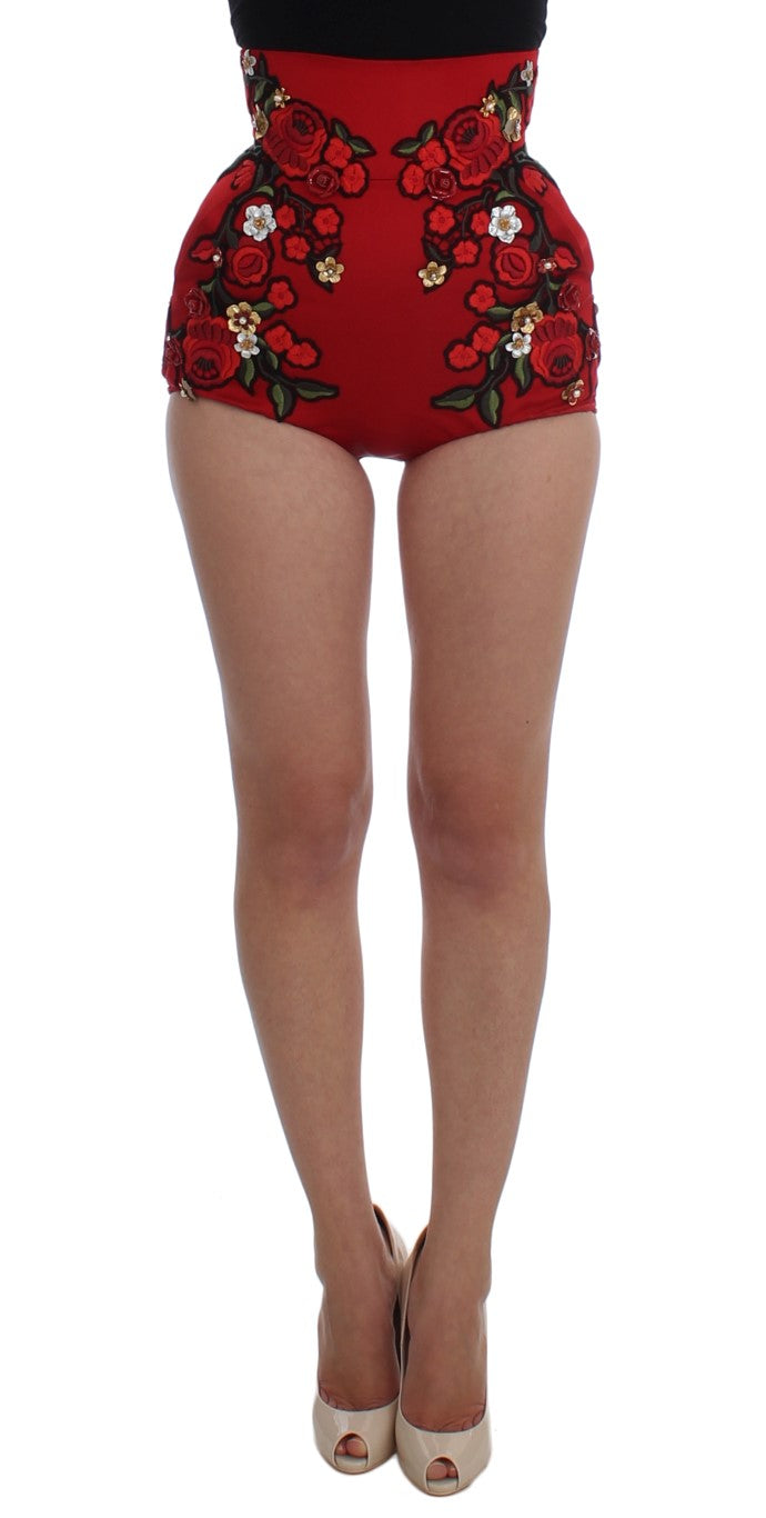 Shorts en soie rouge Dolce & Gabbana avec motif de roses de la Sicile, élégants et confortables pour un style sophistiqué.