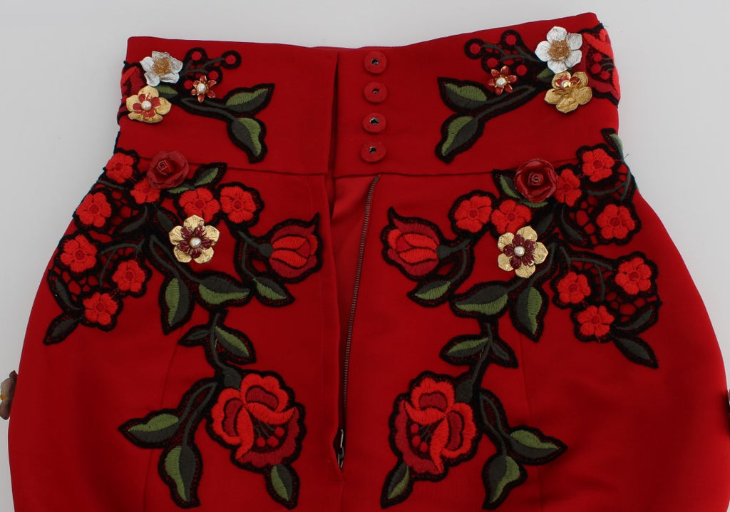 Shorts Sicily en soie rouge avec roses Dolce & Gabbana, détails floraux élégants et finition raffinée.