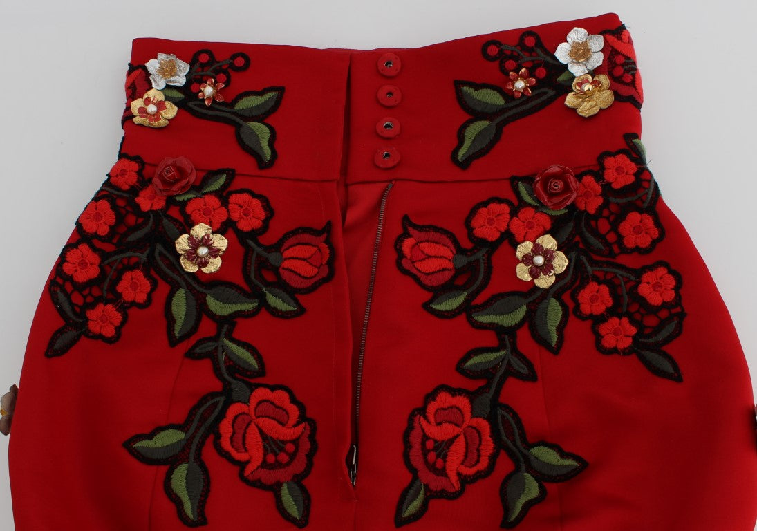 Shorts Sicily en soie rouge avec roses Dolce & Gabbana, détails floraux élégants et finition raffinée.