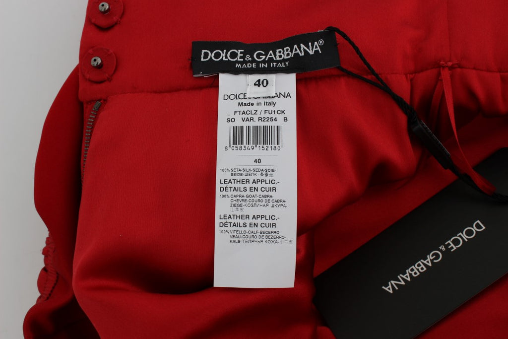 Shorts en soie rouge Dolce & Gabbana avec motif de roses Sicily, élégants et sophistiqués, visibles en détail sur l'image